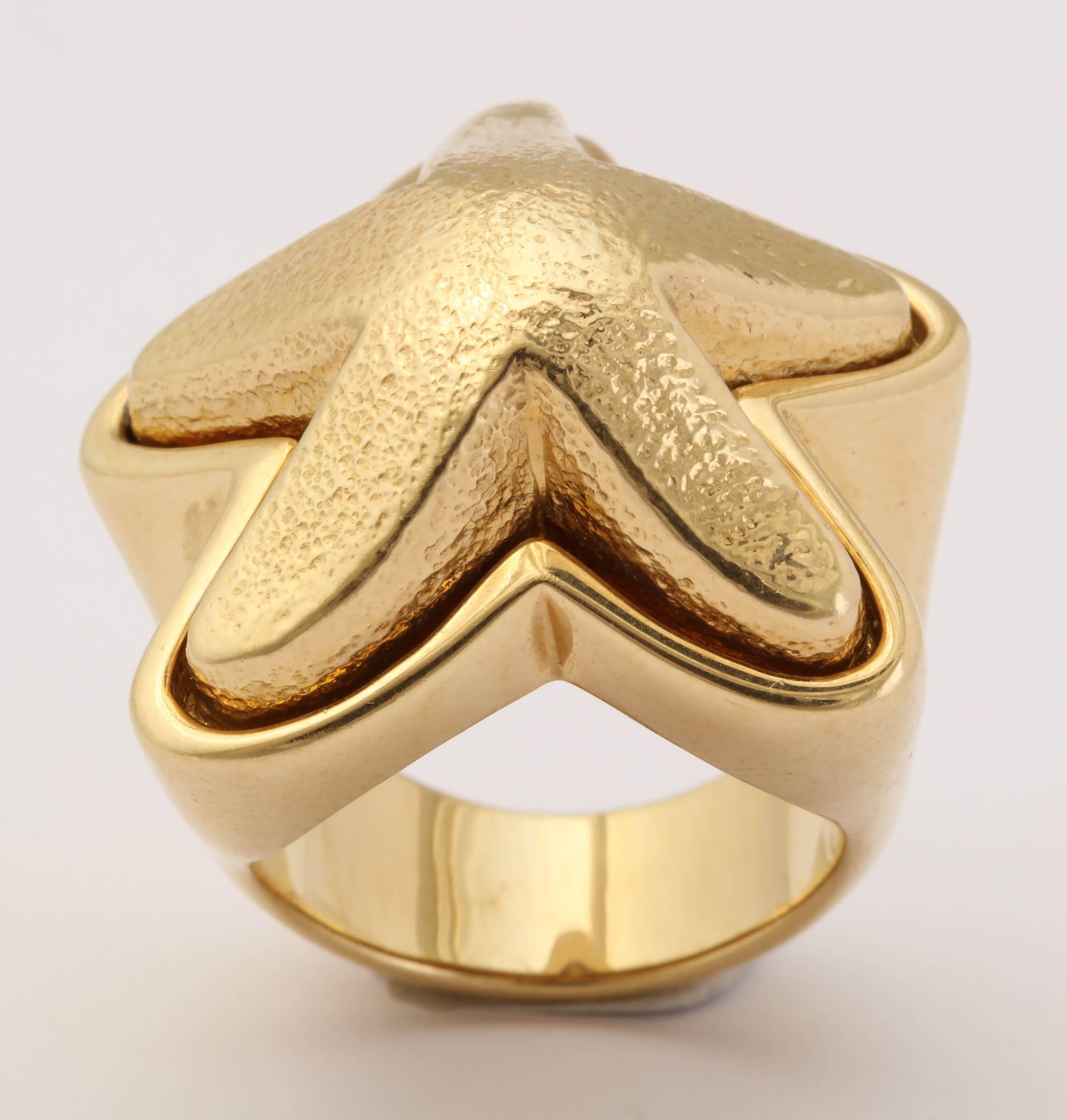 1990s Valentin Magro Figural Starfish Hand-Hammered Large Gold Cocktail Ring In Excellent Condition In New York, NY