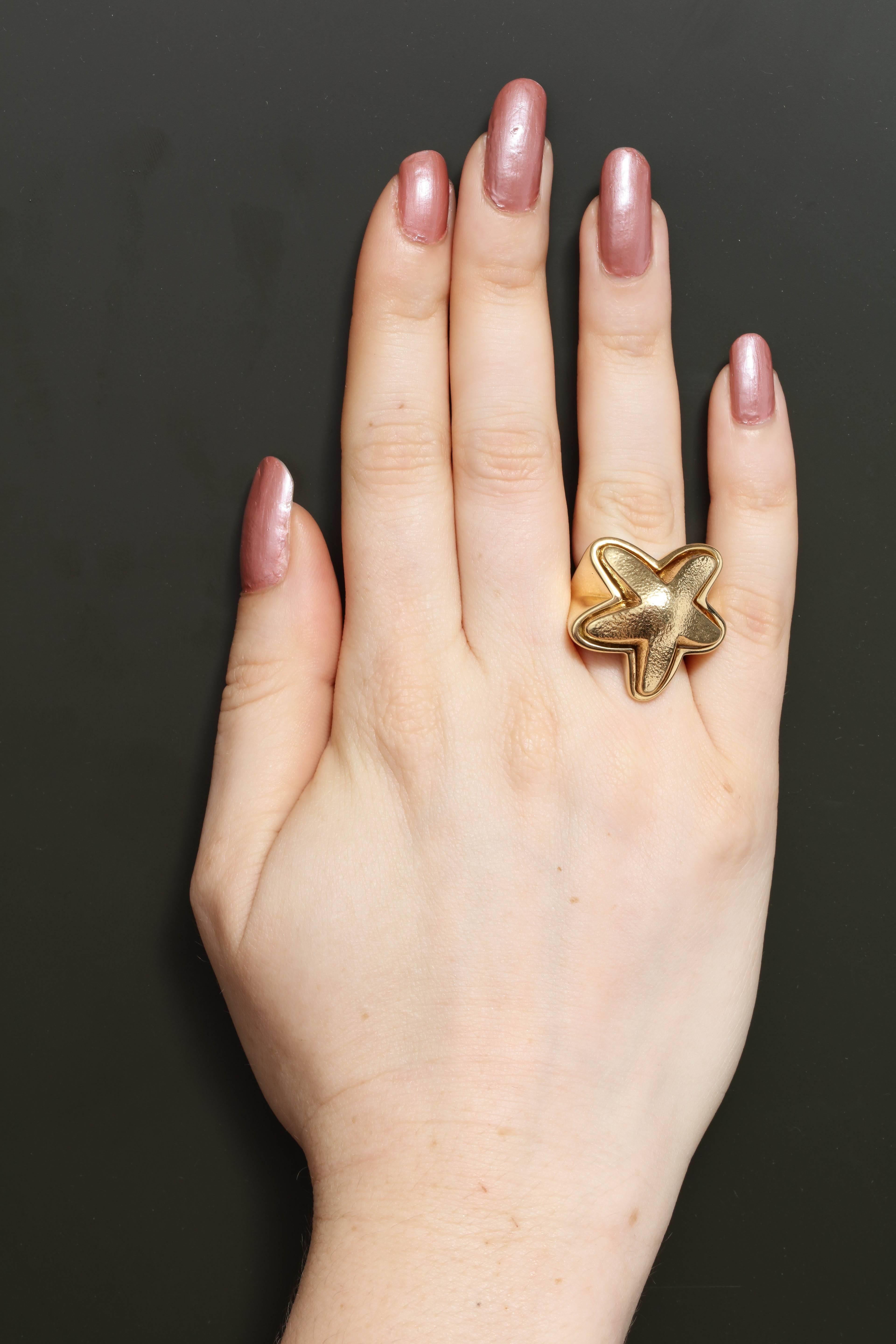 1990s Valentin Magro Figural Starfish Hand-Hammered Large Gold Cocktail Ring 6