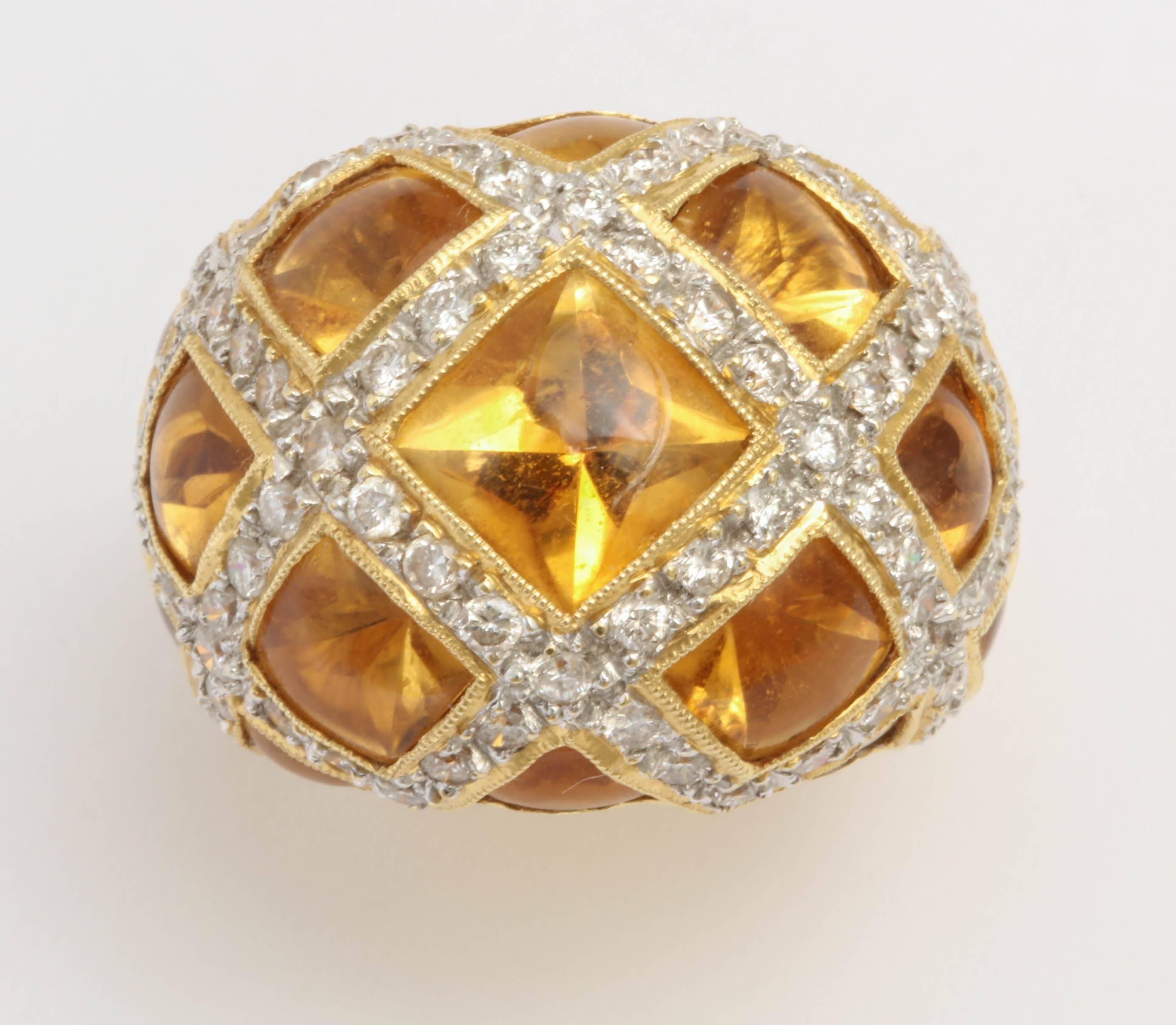 Schöner Ring mit 12 Steinen im Kreuzschliff, gekreuzt durch Diamantbänder mit vollem Schliff und sauberem Schliff.  Kuppelstil - sehr beeindruckend.  Kann an jedem Finger getragen werden.