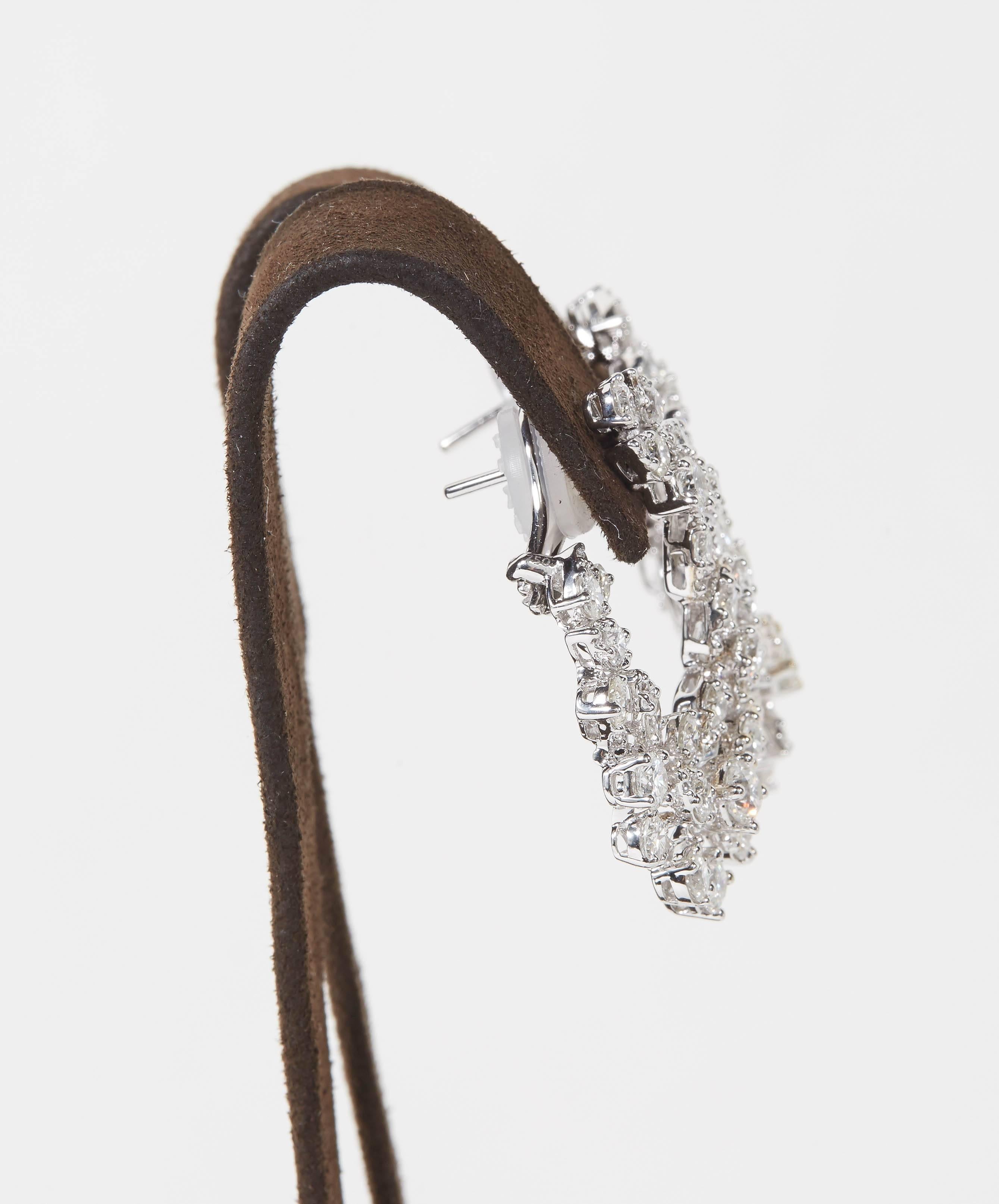 Boucles d'oreilles en forme de tourbillon de diamants Neuf - En vente à New York, NY
