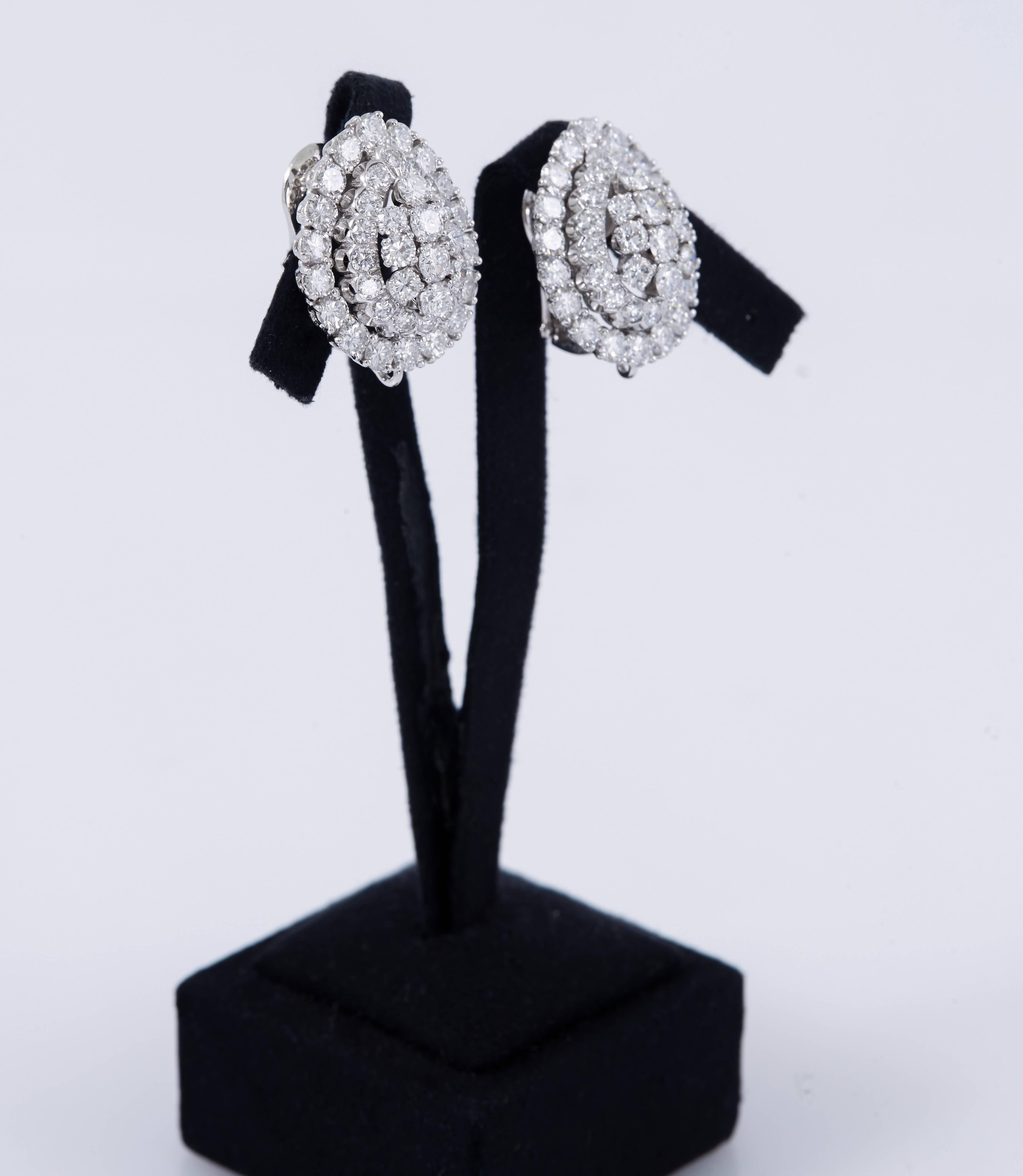 Taille ronde Boucles d'oreilles en platine avec diamants de David Webb en vente
