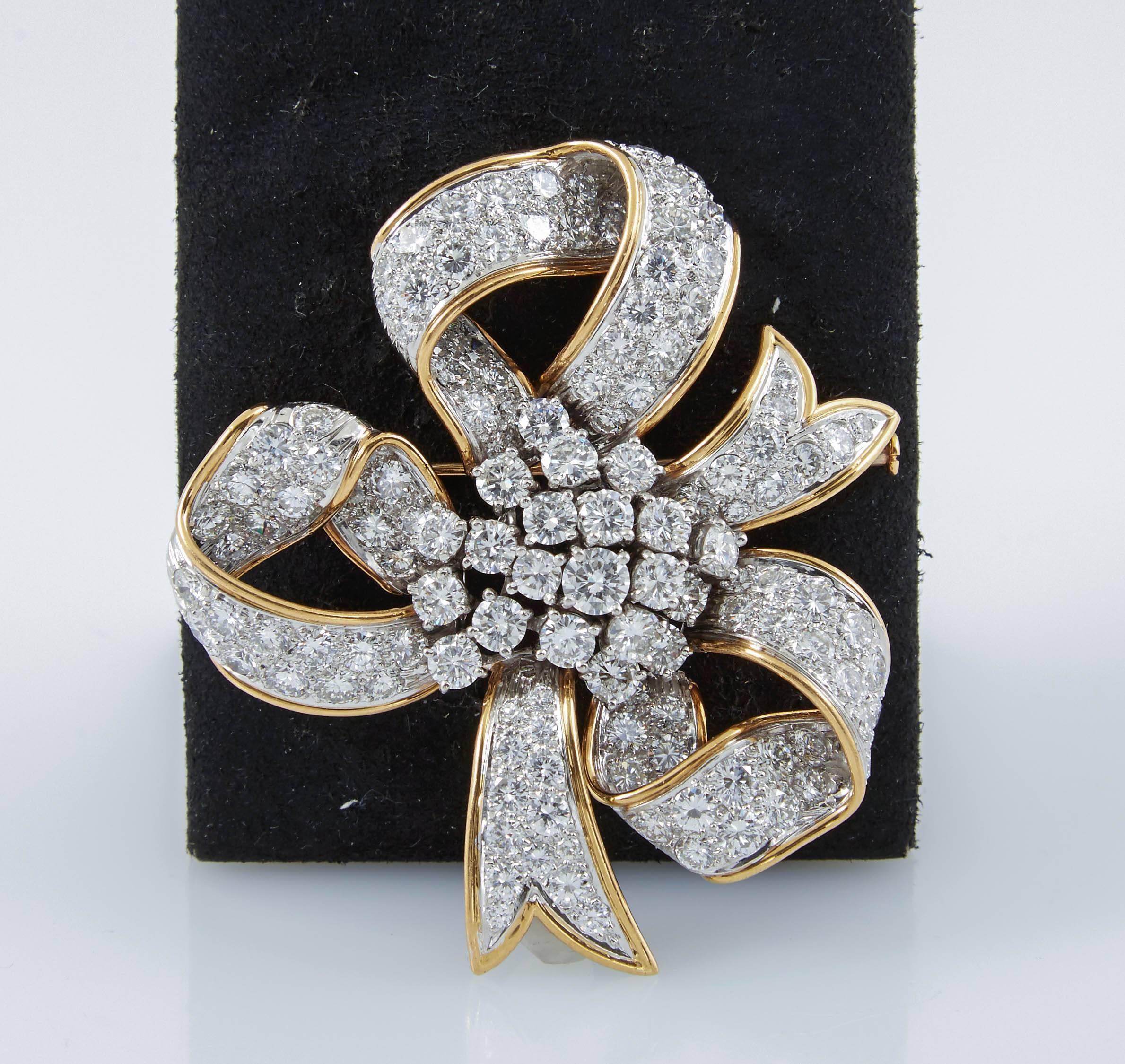 David Webb Ribbon Diamond Gold Bow Brooch In Excellent Condition For Sale In New York, NY