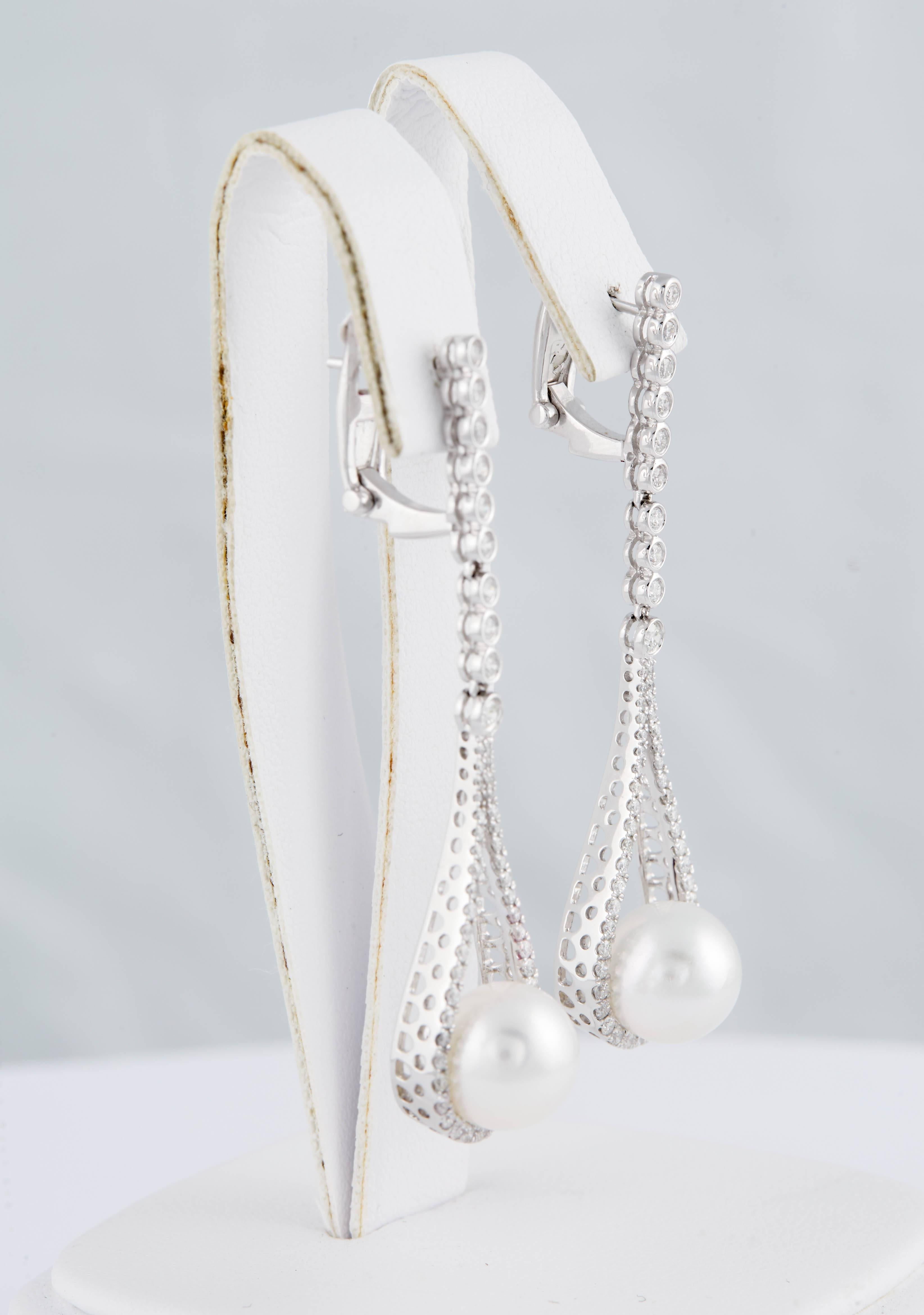 18K White Gold drop earrings featuring two South Sea Pearls measuring 9-10mm and 110 Diamonds 0.92 carats.
Color G
Clarity SI