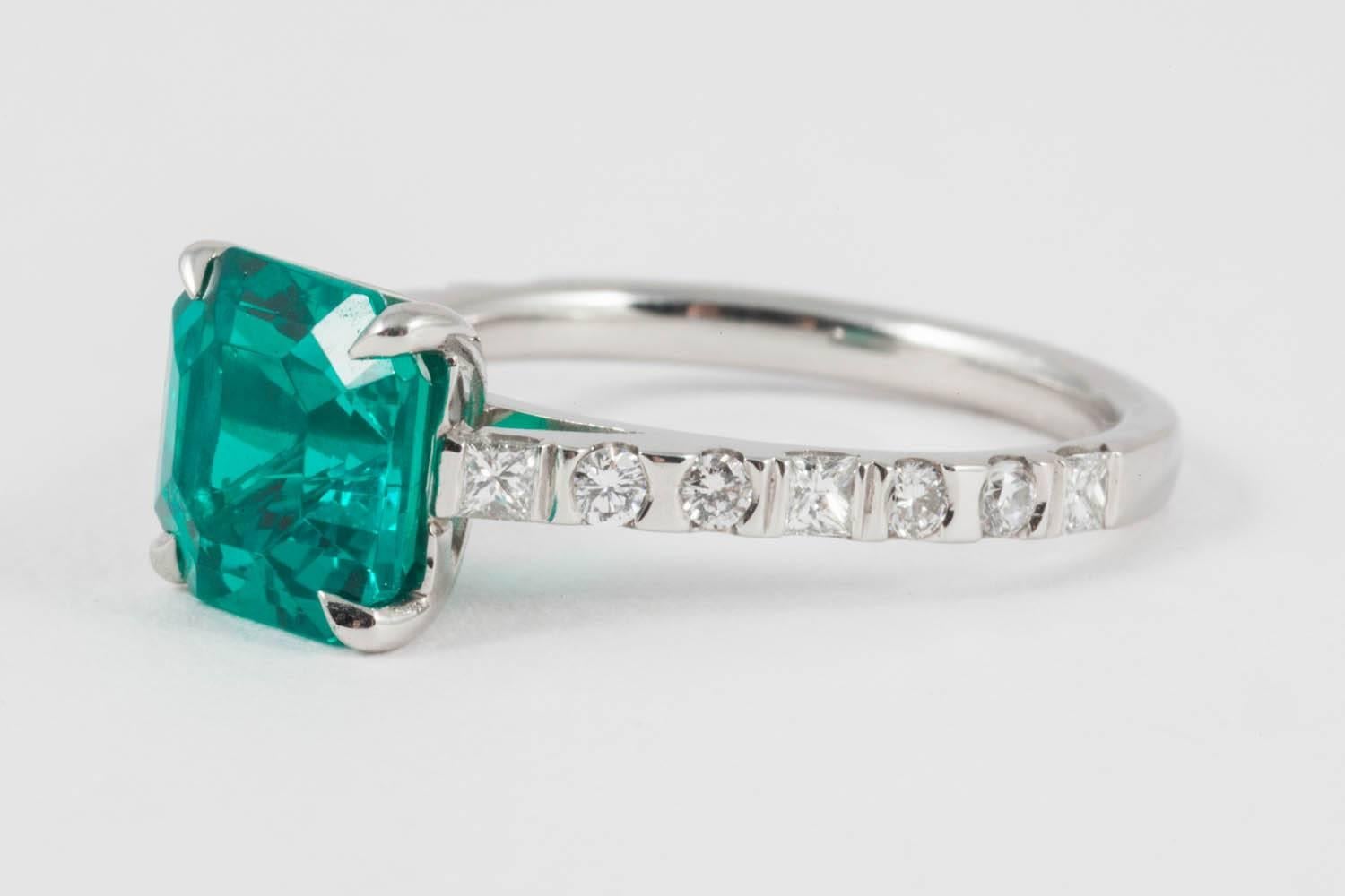 Retyirement Sale Platinum, Diamond and Ethical Don't Waste Beauty Emerald In New Condition For Sale In London, London