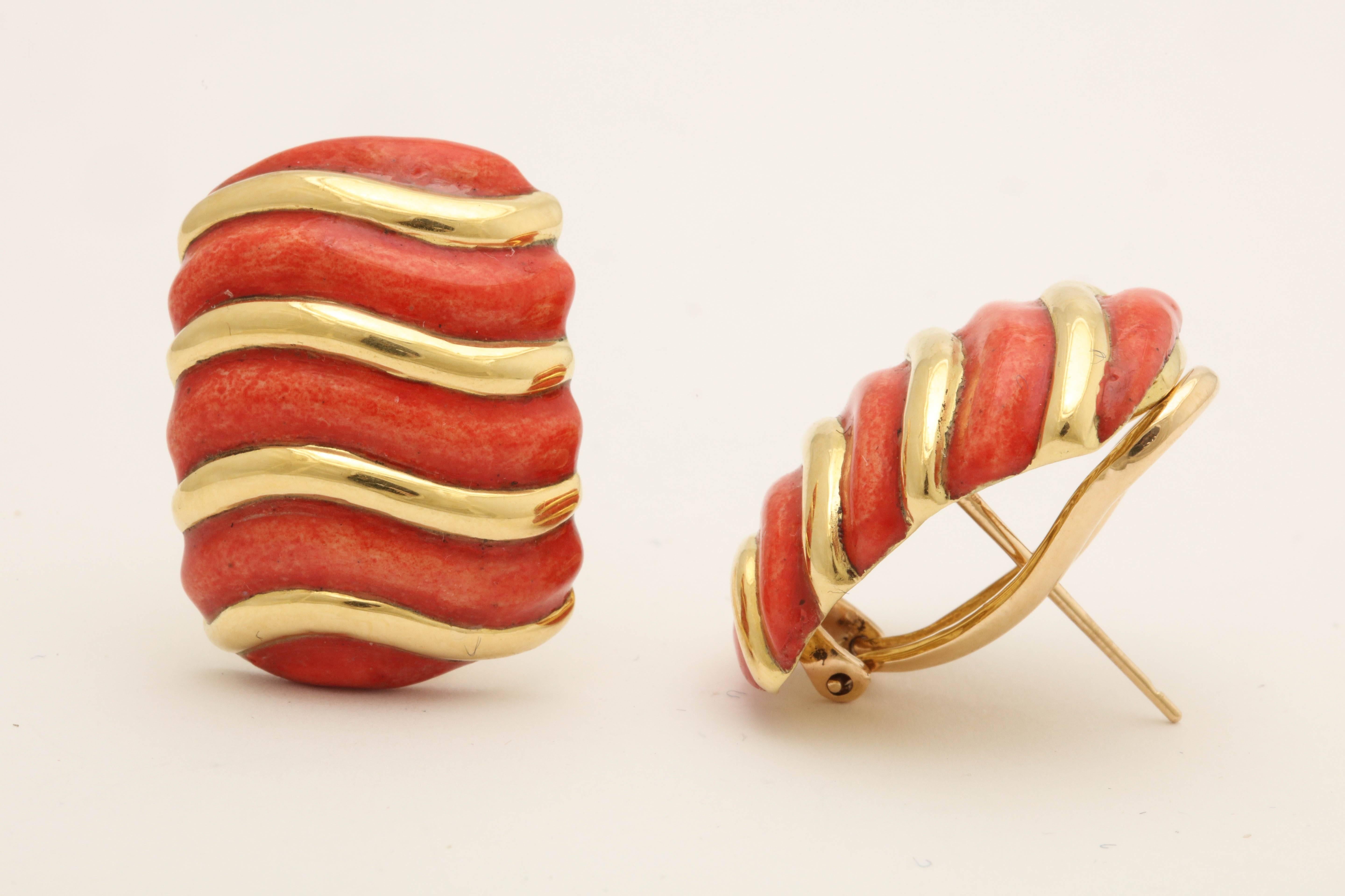 1980s Coral Enamel Wave Design Gold Earclips  In Good Condition In New York, NY