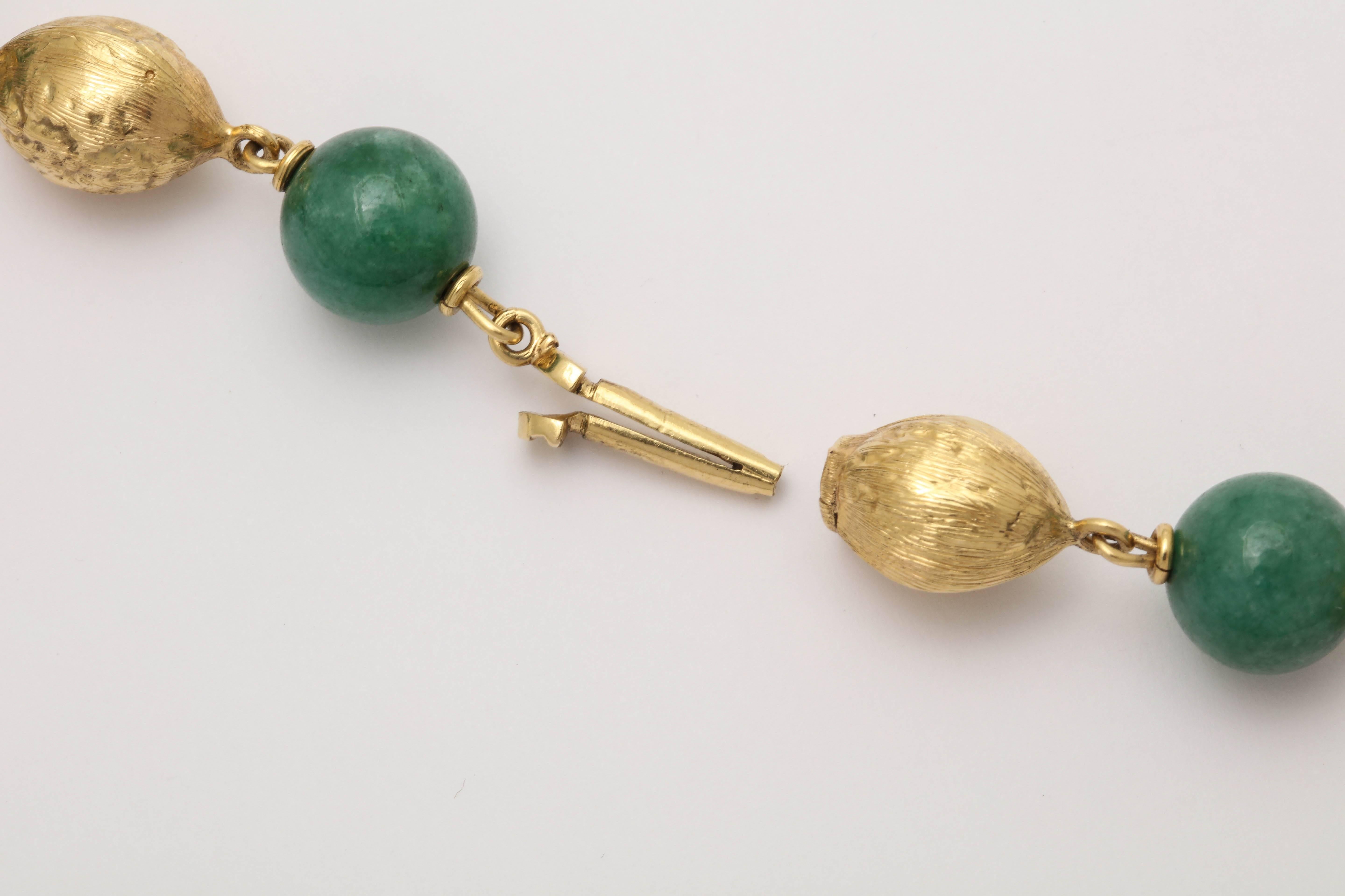 1950s Convertible Long Chain and Bracelet Jade and Gold Combination In Good Condition For Sale In New York, NY