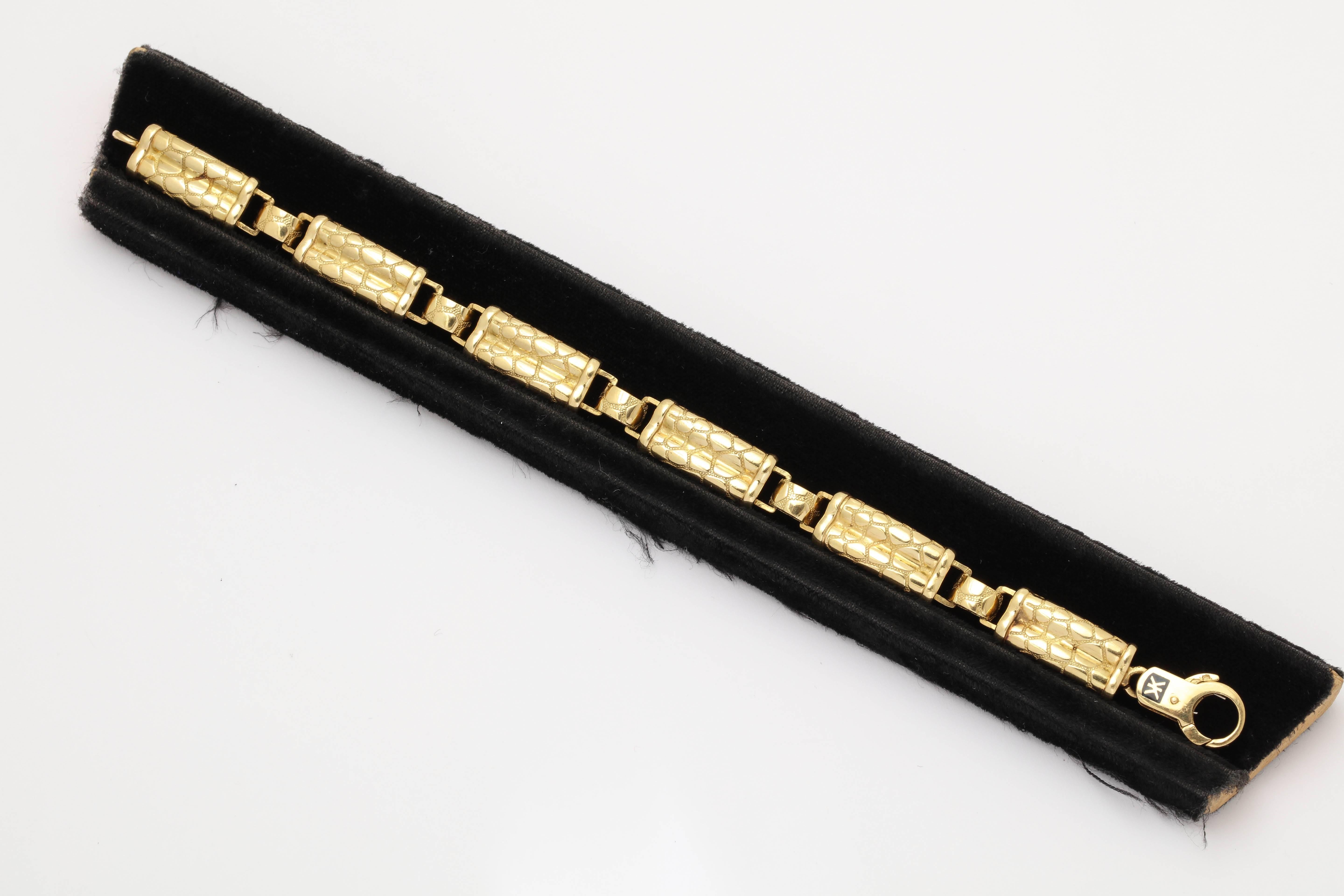 1970s Double Barrel Reptile Pattern Oblong Rectangular Link Flexible Bracelet In Excellent Condition In New York, NY