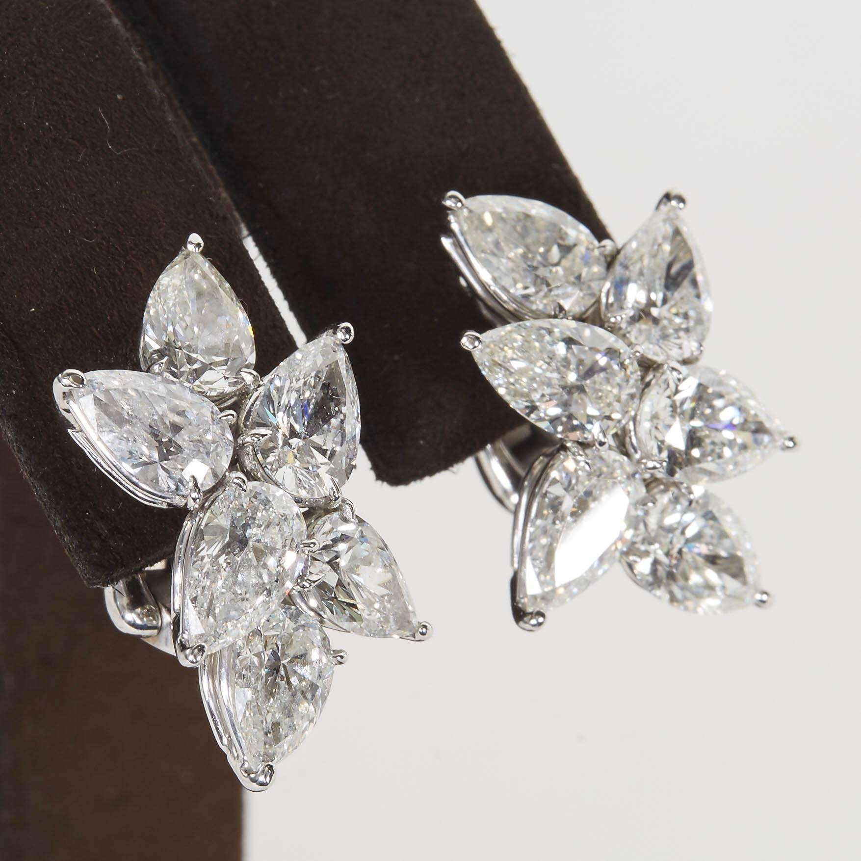 

An important pair of cluster diamond earrings. 

12 white pear shaped diamonds weighing 9.28 carats set in platinum.

Just under an inch from its highest to lowest point. 

Handmade in New York 