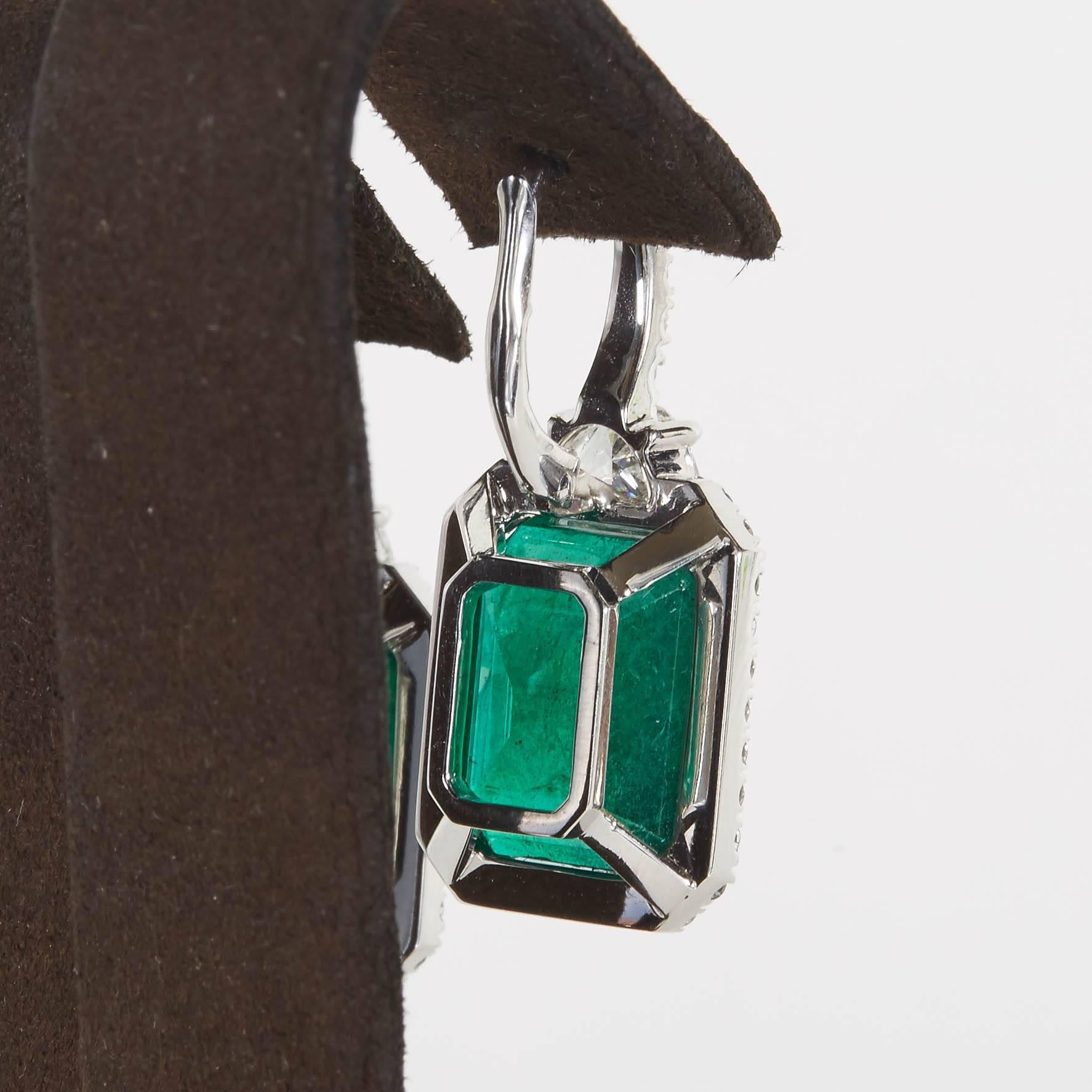 Green Emerald and Diamond Dangle Drop Earring In New Condition In New York, NY