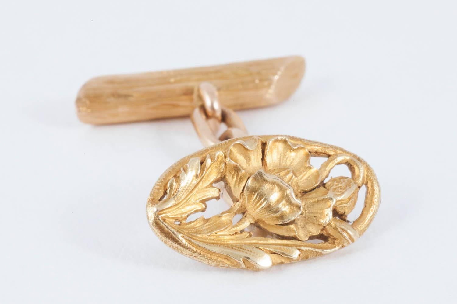 Art Nouveau Cufflinks 18kt Carved Gold Openwork Floral Design, French circa 1900 In Good Condition For Sale In London, GB