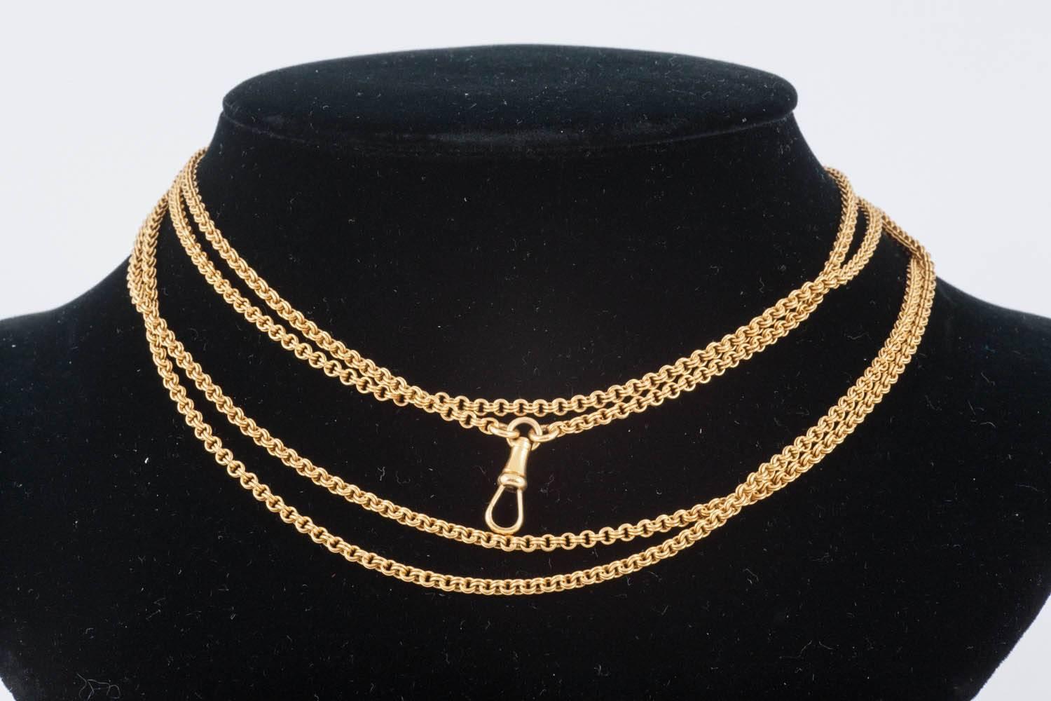 

A long and heavy quality chain link necklace in 18 karat yellow gold with small, circular double links. In fine condition and with an excellent patina and colour. French marks with the eagles head stamp.
Measures 62cm in length.
Antique piece