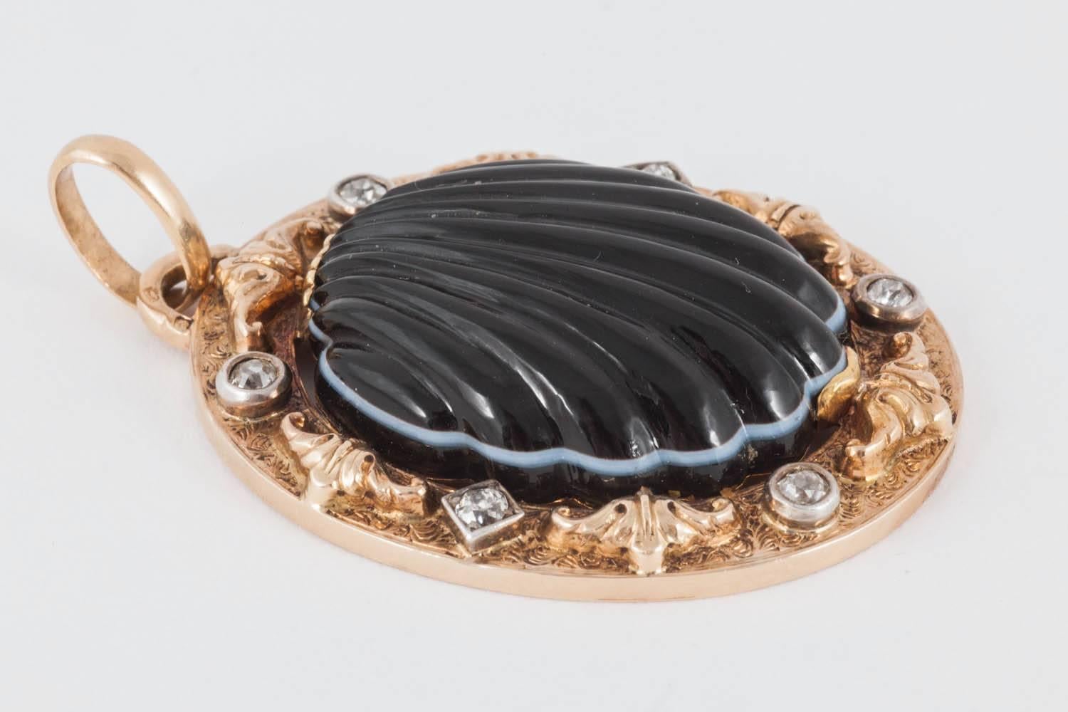 18ct Gold pendant set with Banded Agate in the form of a shell surrounded by small Diamonds