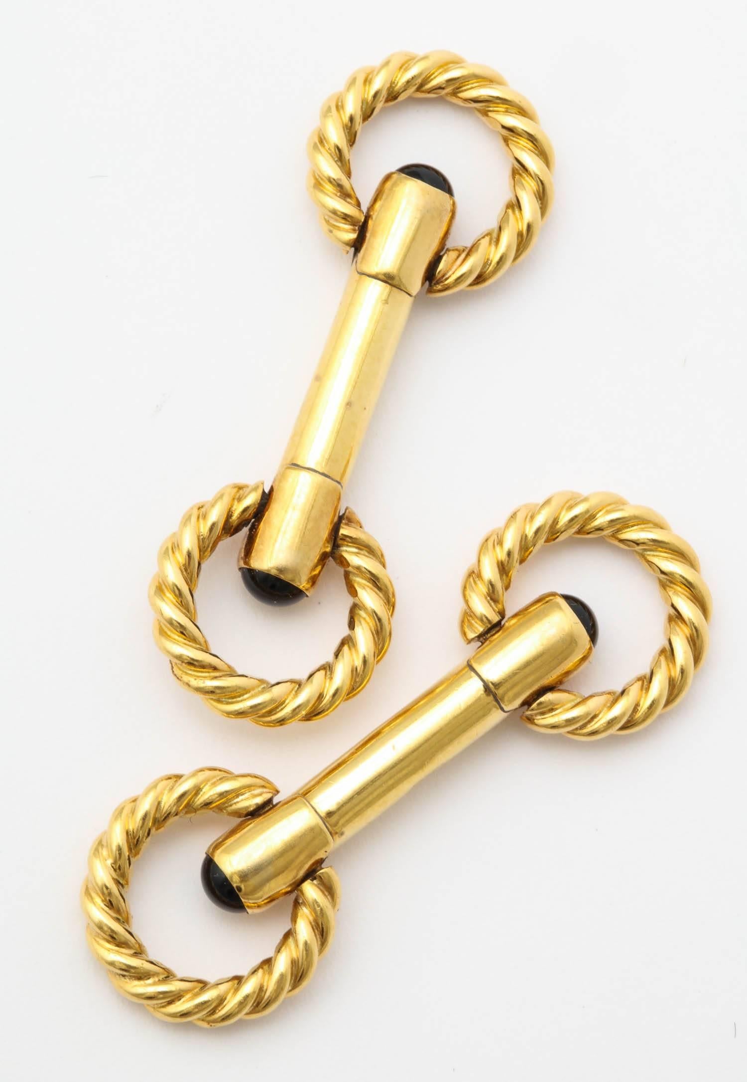 Flexible Ringe aus verdrilltem Draht, die an einem röhrenförmigen Abschnitt befestigt sind und mit einem Cabochon-Saphir abschließen  4 Cabochon-Saphire 1,00 Karat
12.7 Gramm 18k Gold