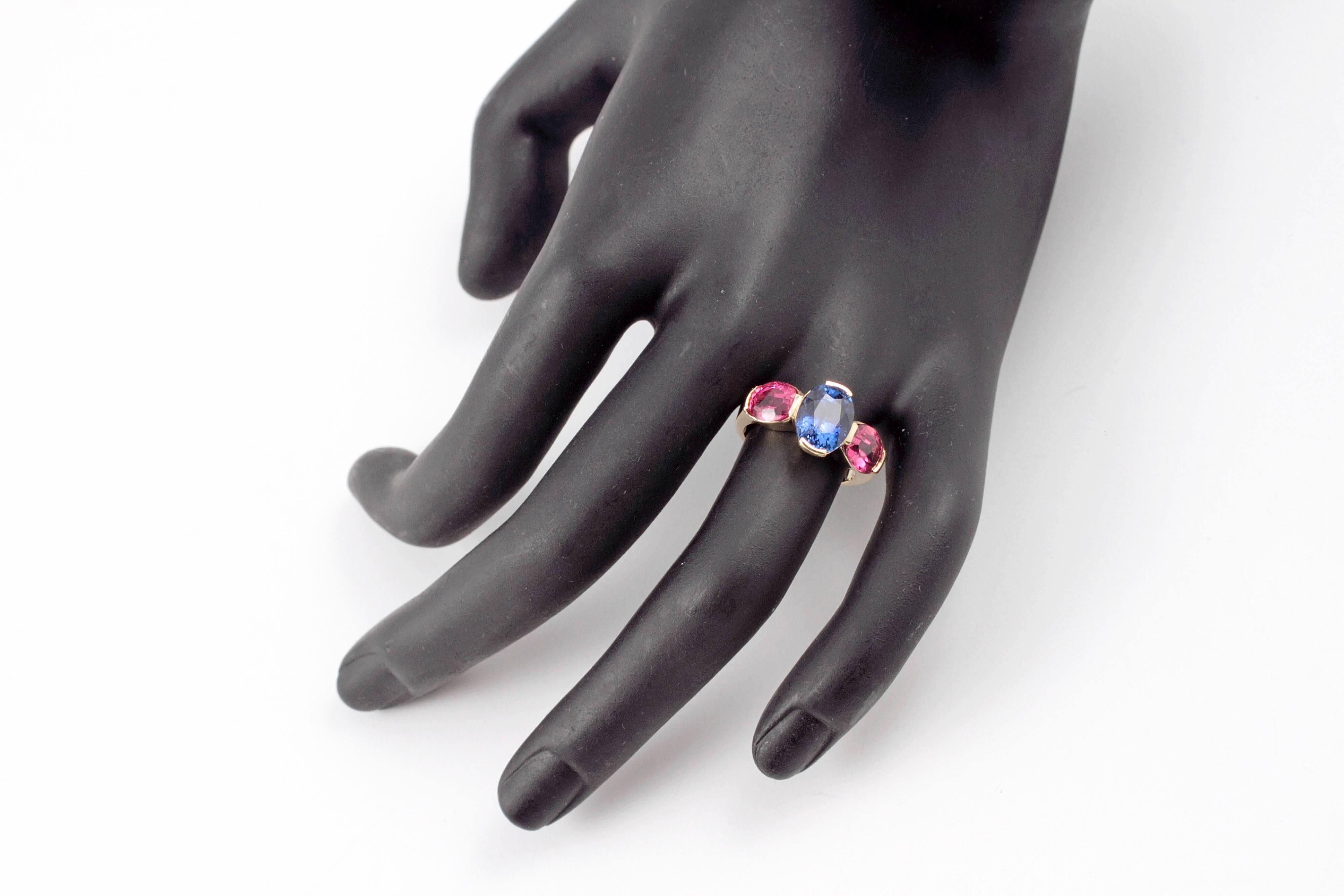 Oval Cut 3.00 Carat Blue Sapphire Pink Tourmaline Yellow Gold Ring For Sale