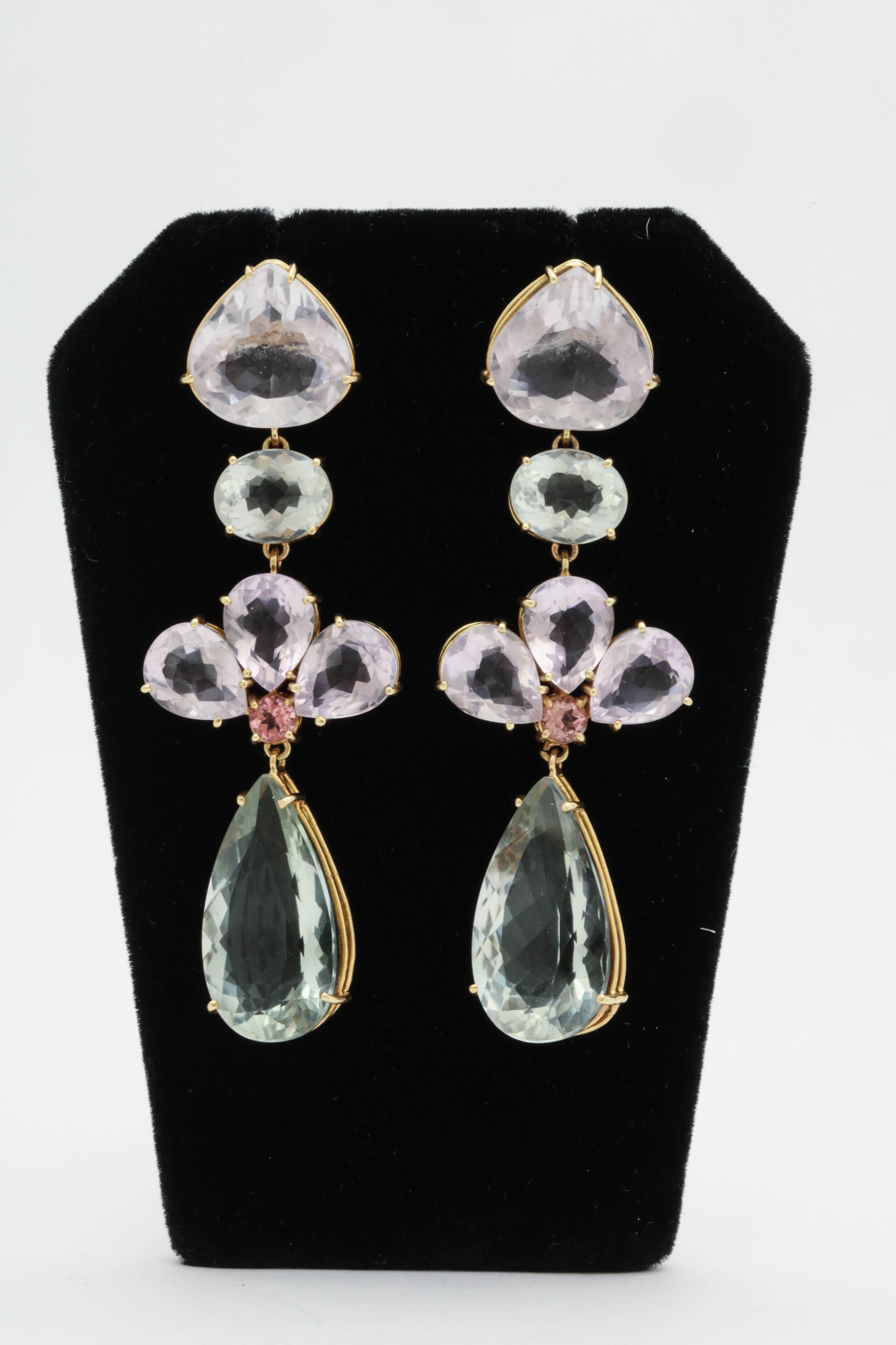 1980s Pale Green Quartz with Pink Kunzite Gold Hanging Drop Pendant Earrings In Good Condition In New York, NY