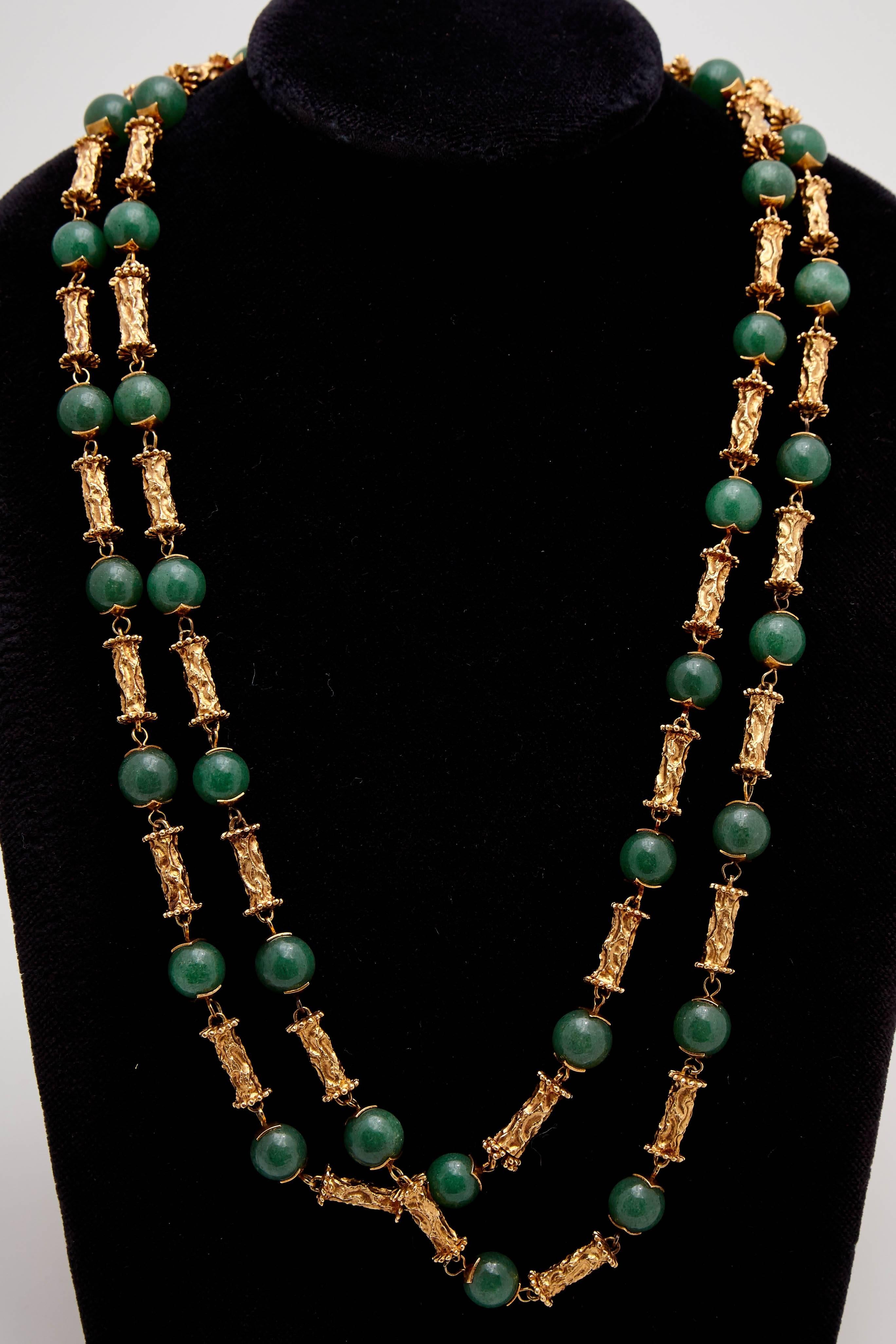 A sophisticated long links retro necklace in jade and gold tassels. Made in Italy, circa 1960s