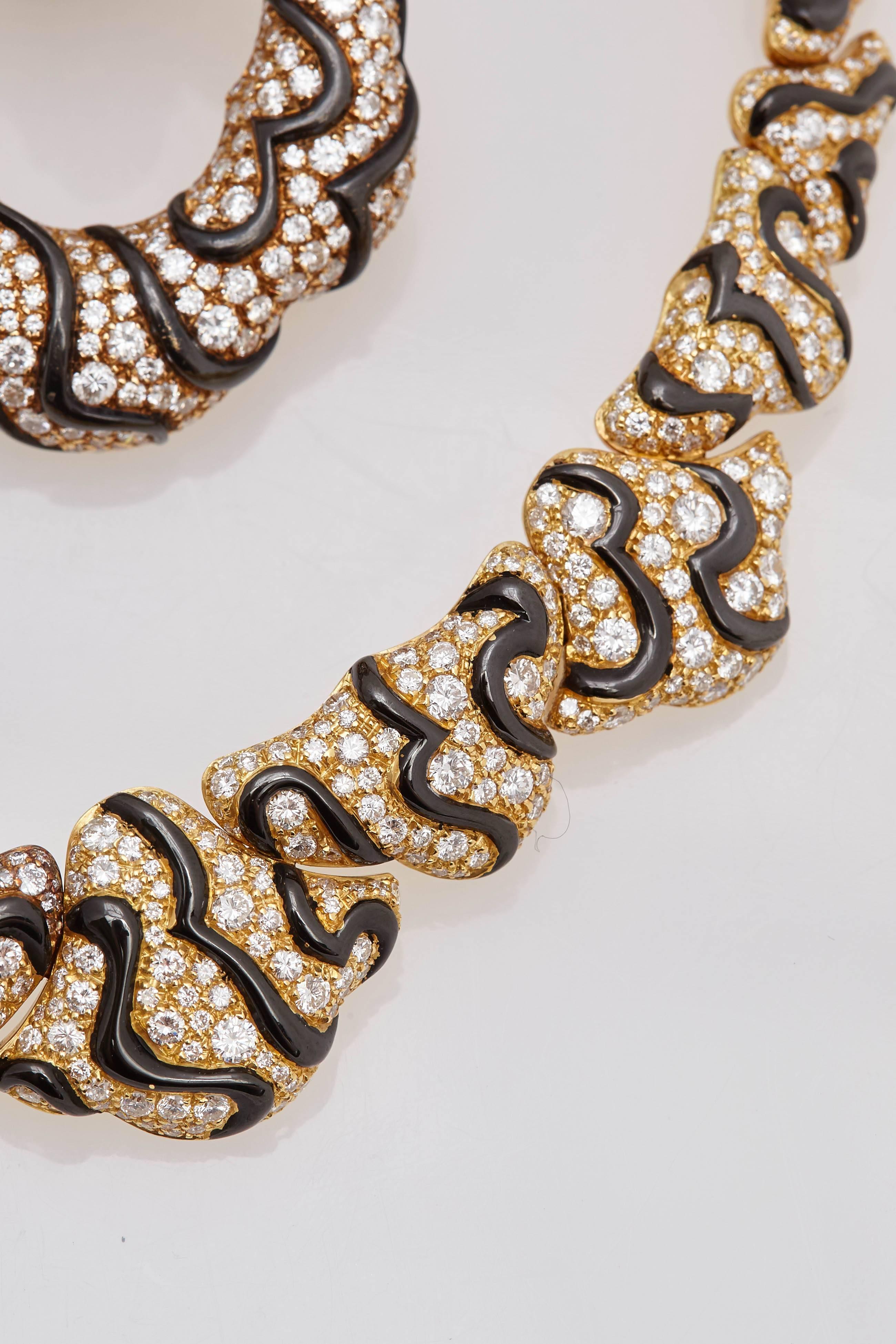 Ein wunderschönes, einzigartiges Collier von Marina B aus 18 Karat Gelbgold und geschwärztem Gold, verziert mit hochwertigen Diamanten im Brillantschliff. Hergestellt in Italien, um 1983

Bitte beachten Sie, dass die Ohrringe auf dem Bild verkauft