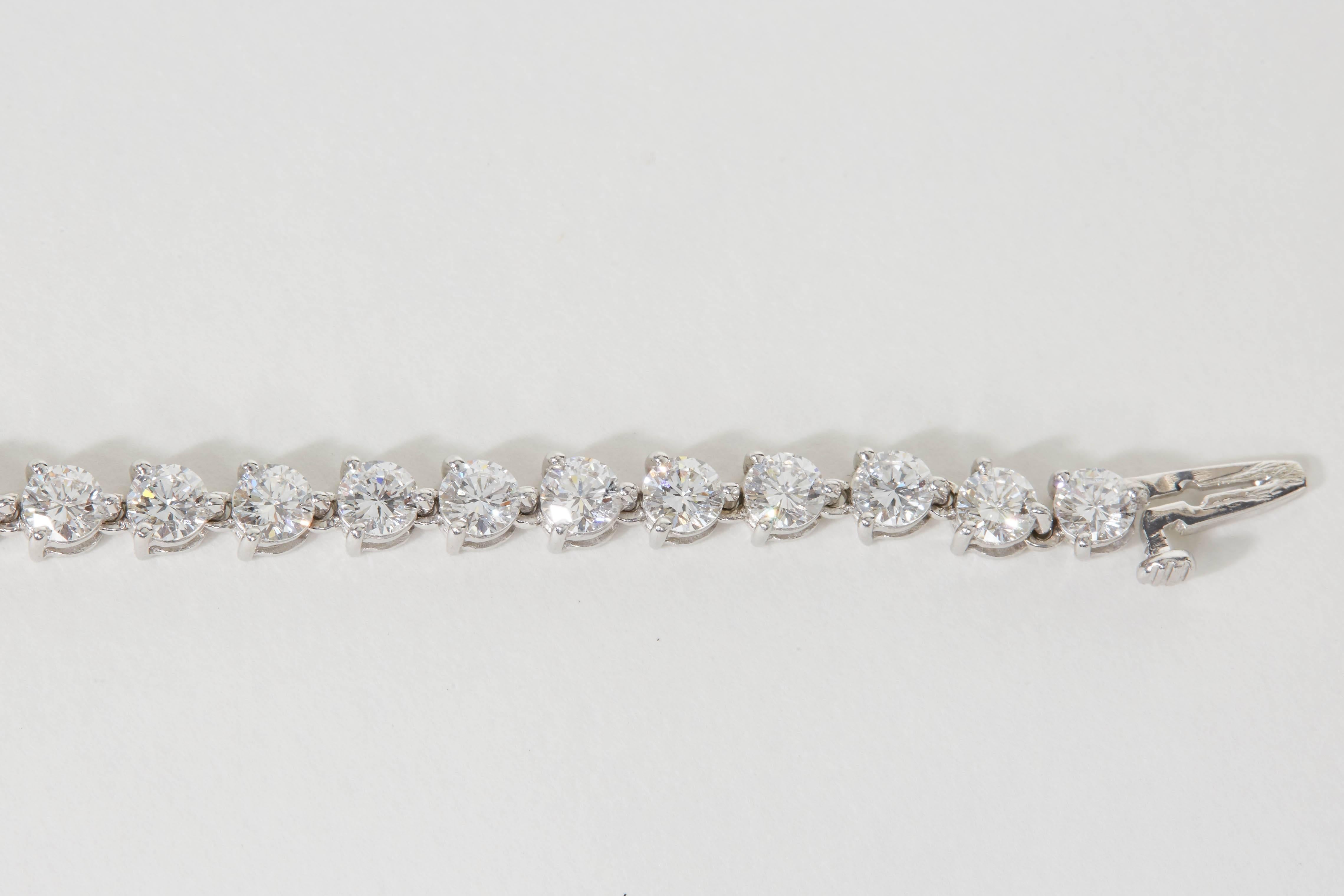 Bracelet tennis à trois griffes serti de diamants en vente 1