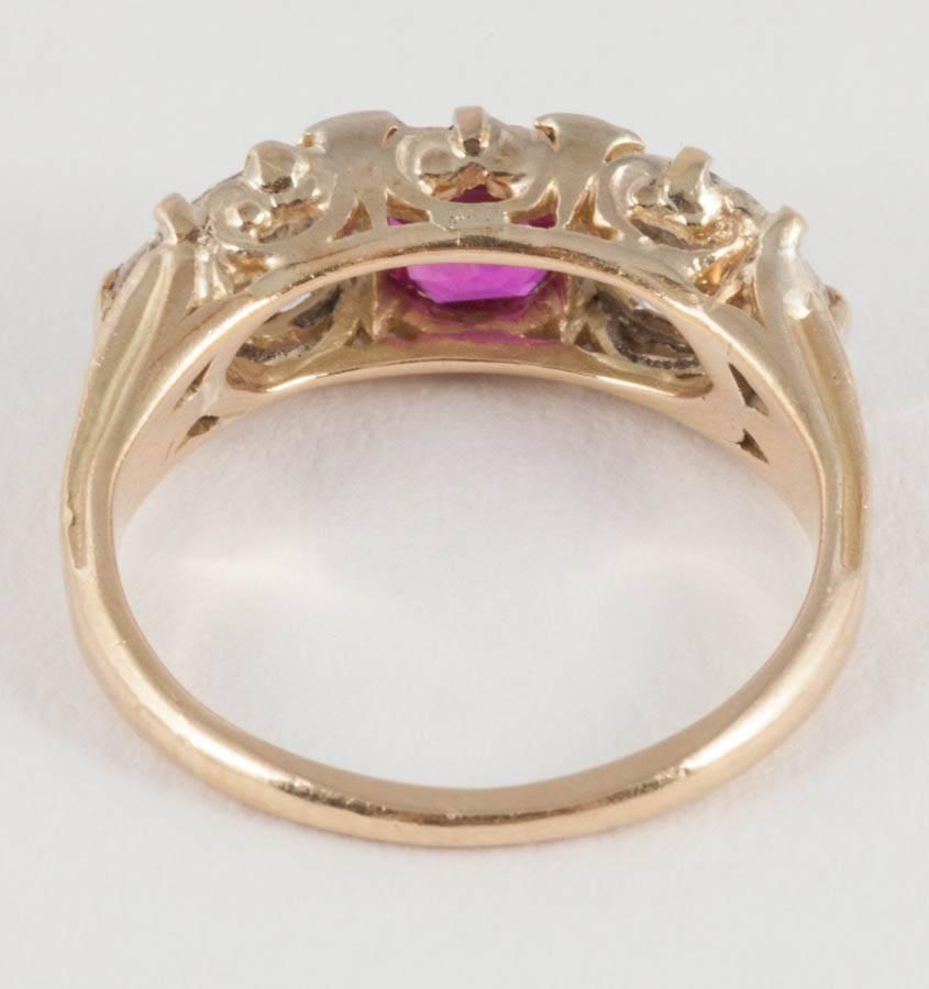 Victorian Three-Stone Ruby Diamond Carved Gold Ring In Excellent Condition For Sale In London, GB