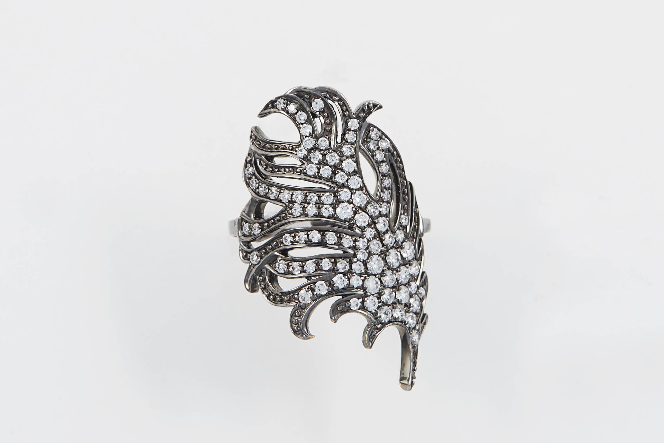 SAM.SAAB Feather Motif White Gold and Diamond Ring In New Condition For Sale In Long Island City, NY