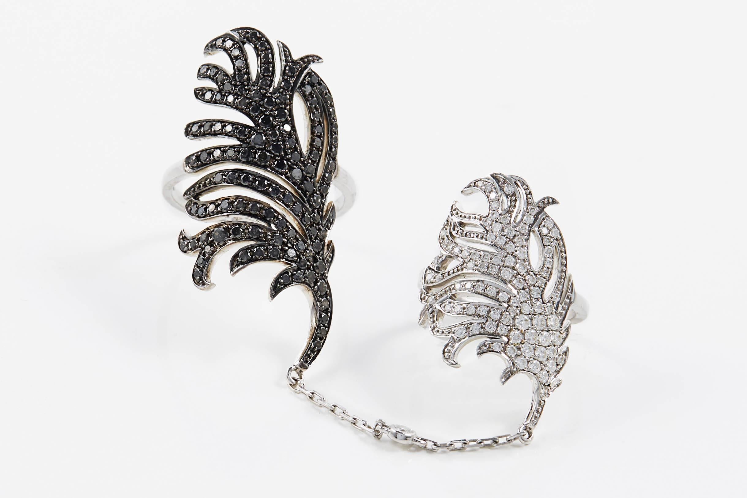 SAM.SAAB feather motif chain ring in 18k white gold with 1.72cts white and black diamonds in size 6. Re-sizable