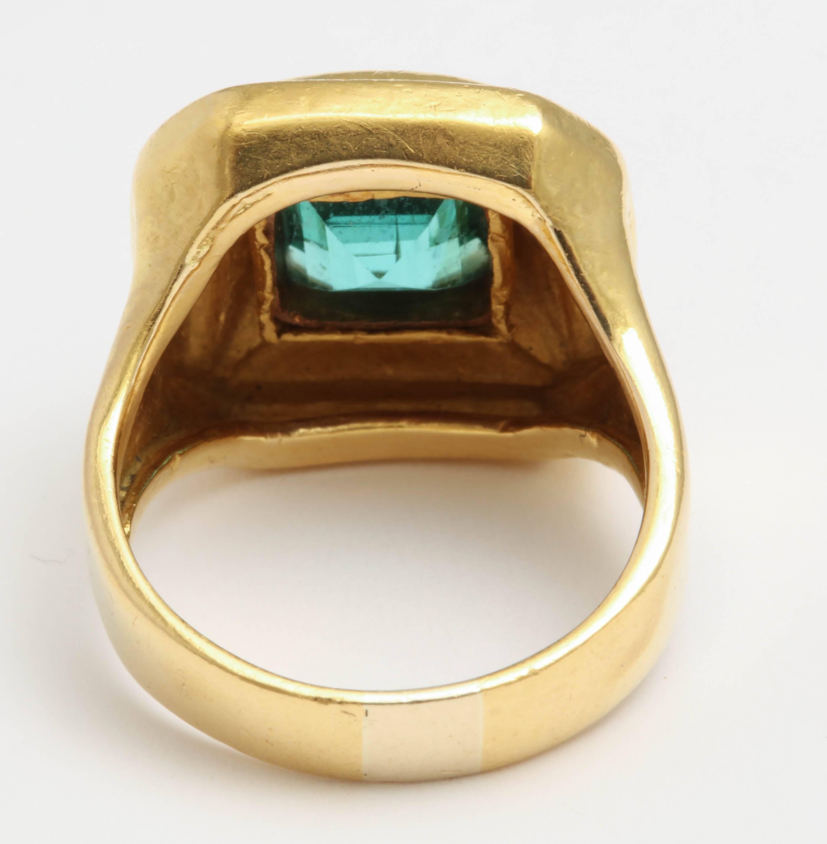 Emerald in Bold Square Mounting In Excellent Condition For Sale In New York, NY