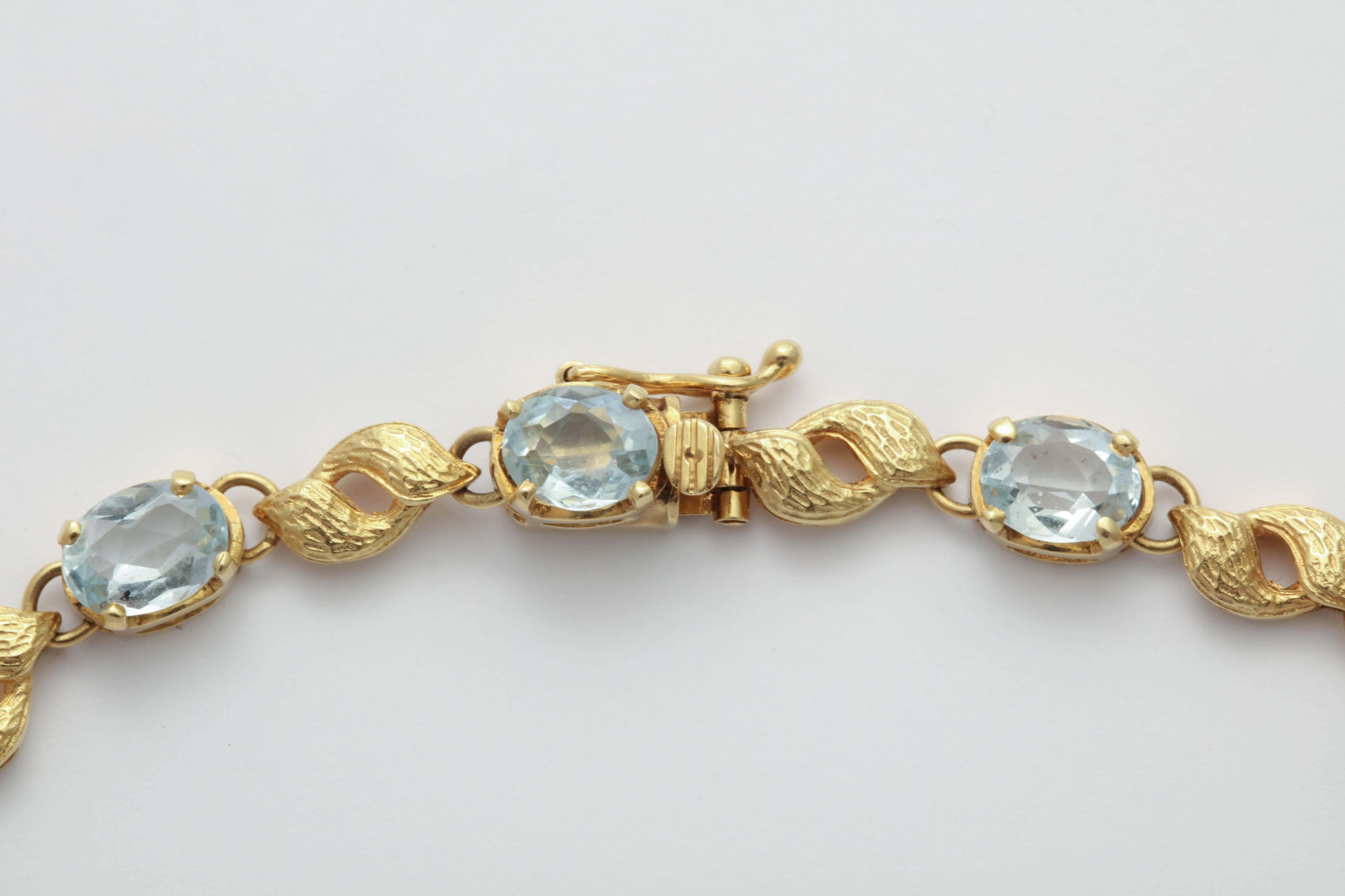 Alternating Floral Gold Leaf and Faceted Aquamarine Necklace In Excellent Condition For Sale In New York, NY