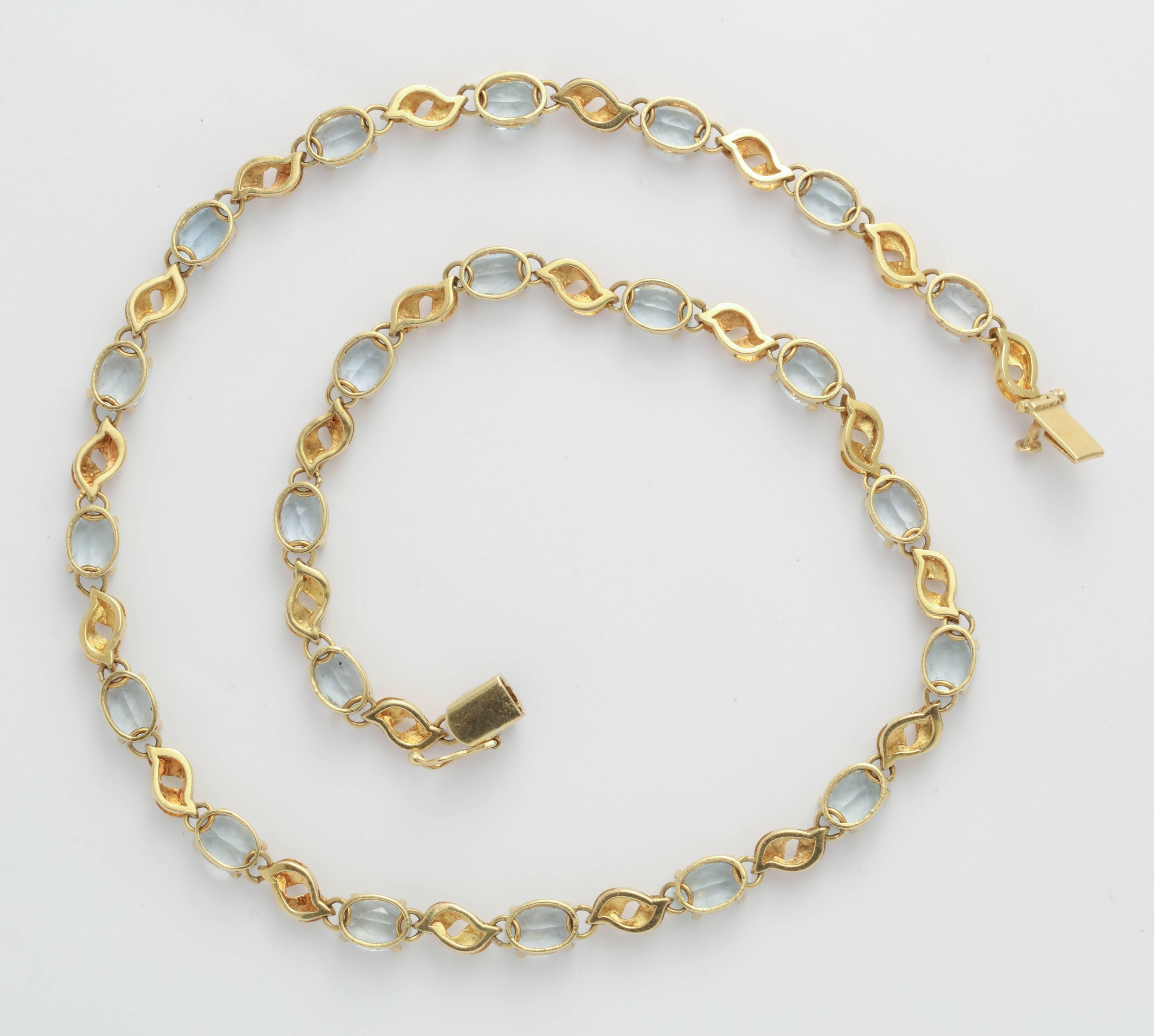 Alternating Floral Gold Leaf and Faceted Aquamarine Necklace In Excellent Condition For Sale In New York, NY