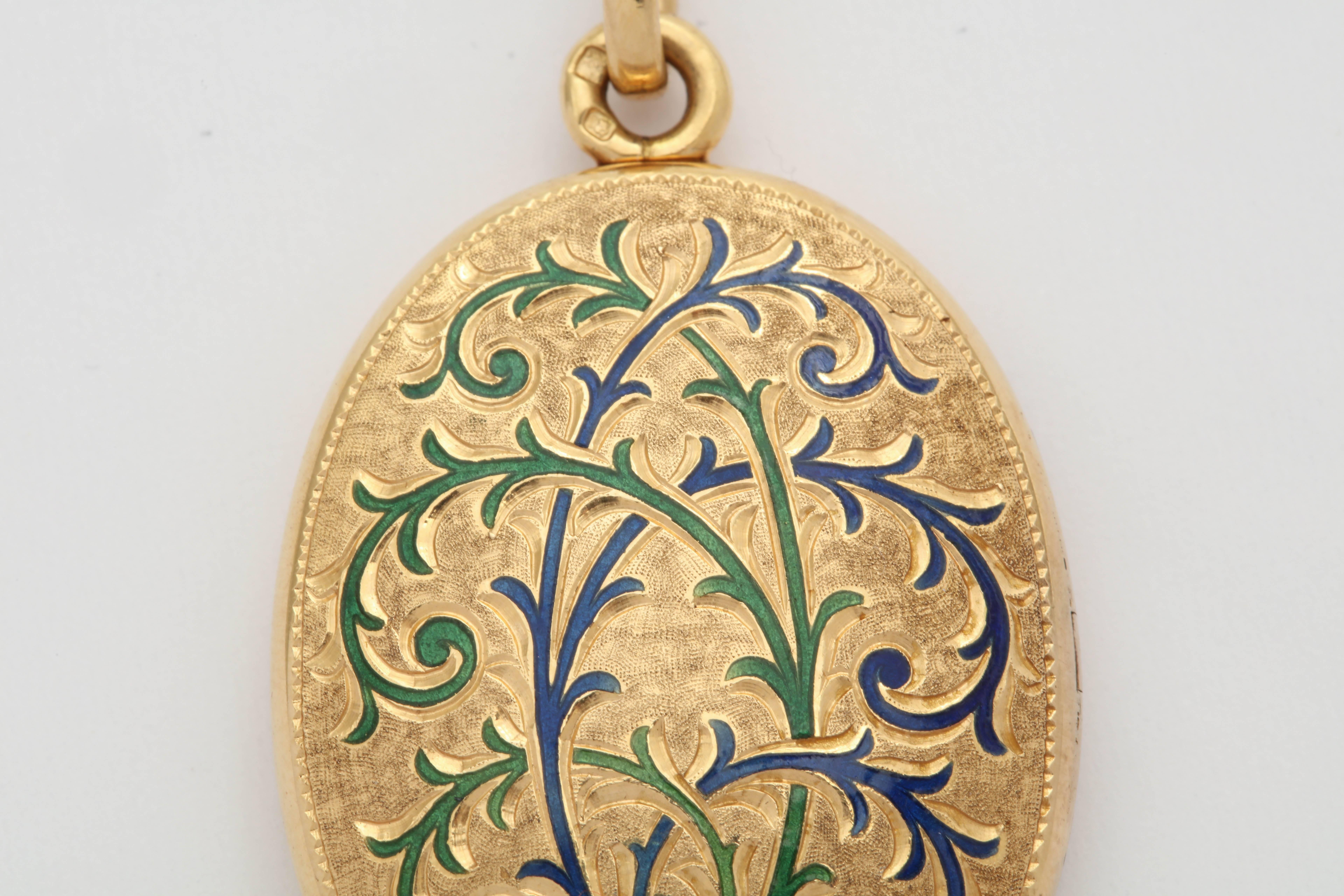 Art Nouveau Style English 18 Karat Locket In Excellent Condition In New York, NY