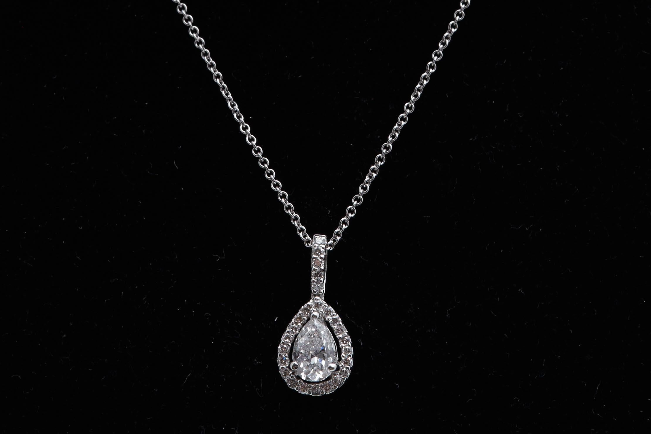 Contemporary 14 Karat White Gold Pear Shape Diamond Halo Necklace For Sale