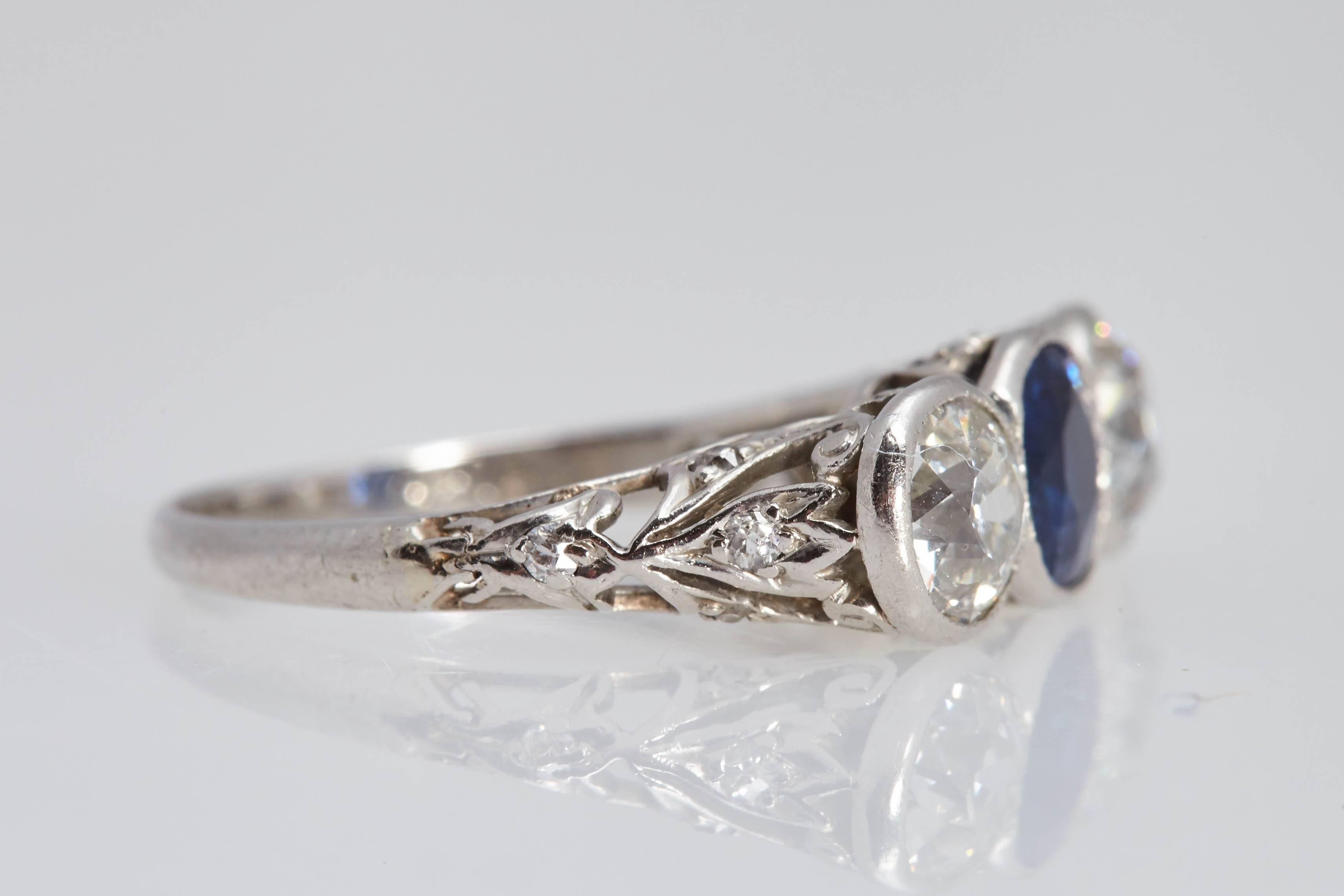 Edwardian Sapphire and Diamond Three-Stone Platinum Ring, circa 1910 In Excellent Condition For Sale In New York, NY