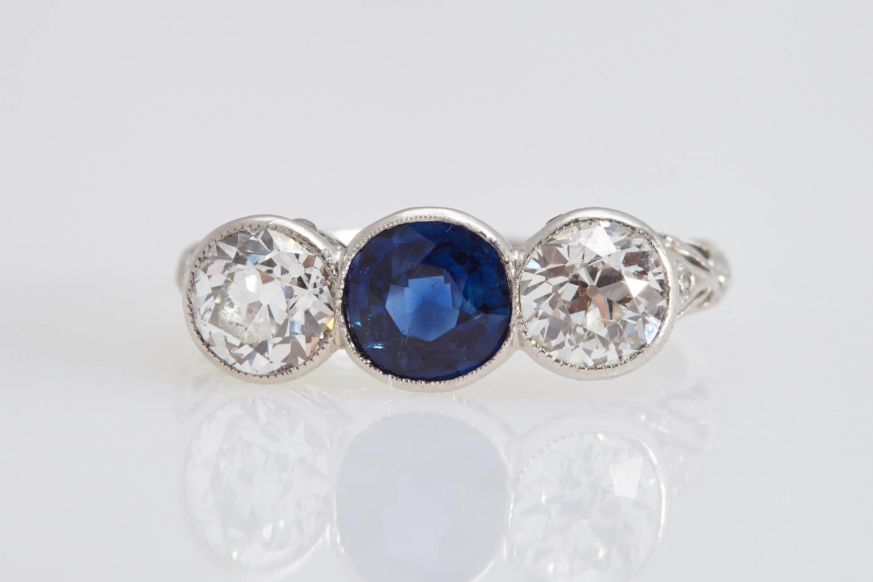Edwardian Sapphire and Diamond Three-Stone Platinum Ring, circa 1910 For Sale 1