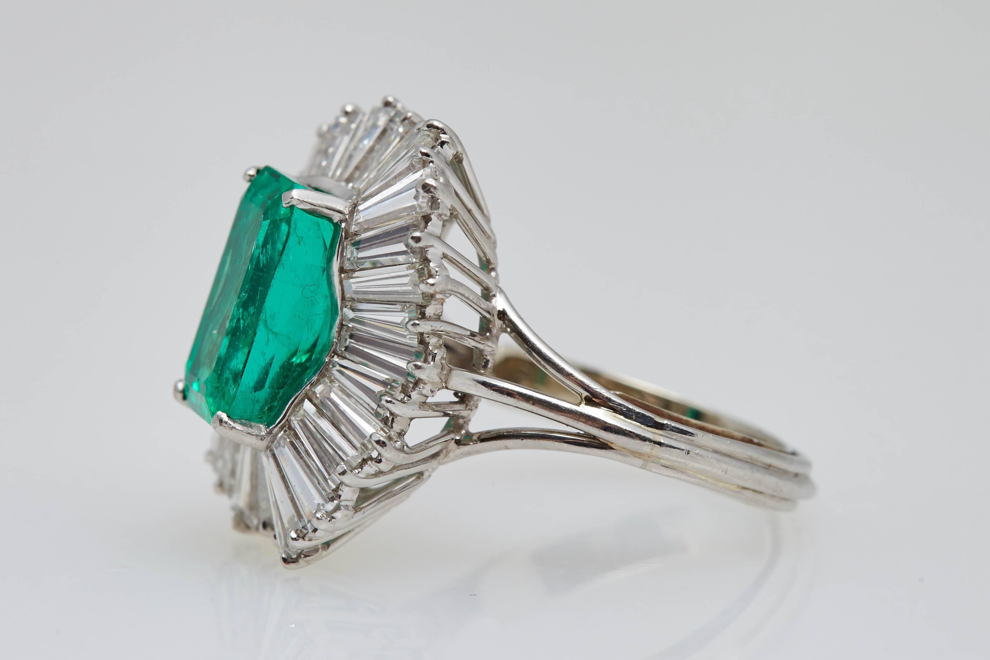 5.42 Carat Emerald and Diamond Platinum Ballerina Ring In Excellent Condition For Sale In New York, NY