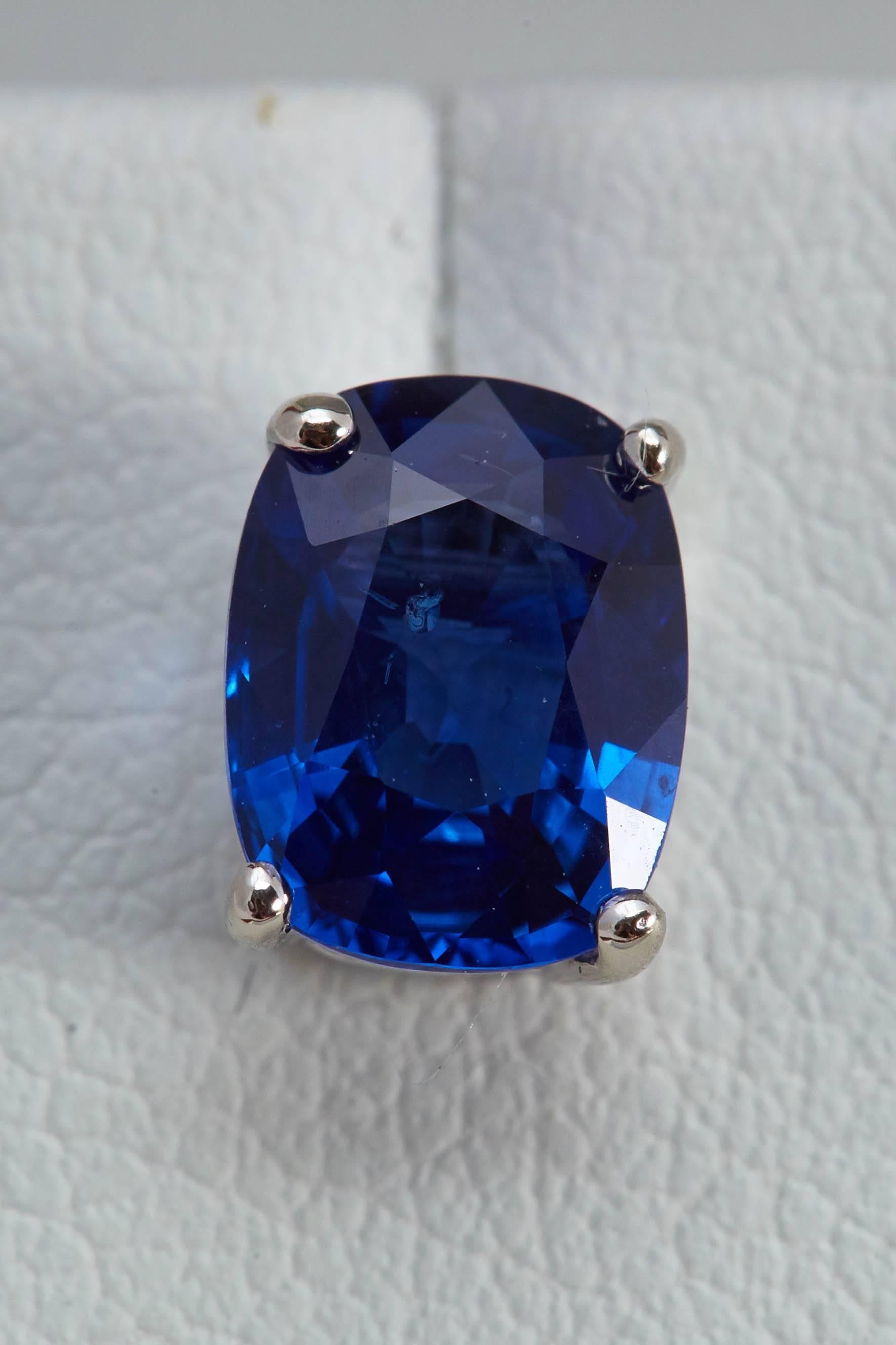 Blue Sapphire Cushion Shaped White Gold Earrings 2.81 Carat For Sale 1