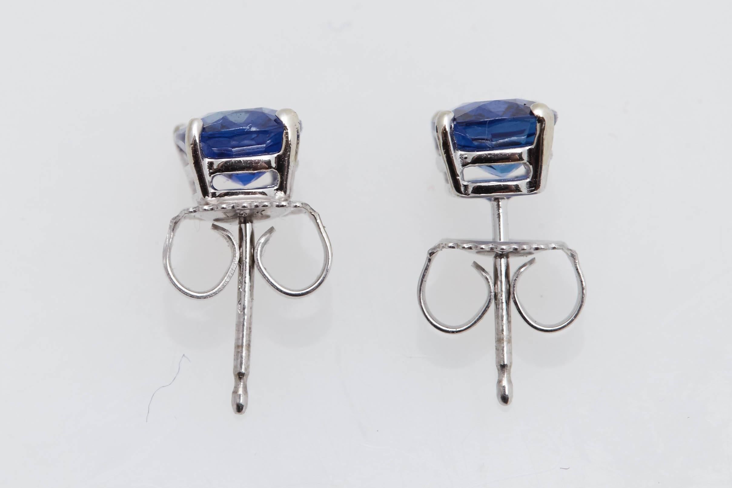 Modern Blue Sapphire Cushion Shaped White Gold Earrings 2.81 Carat For Sale