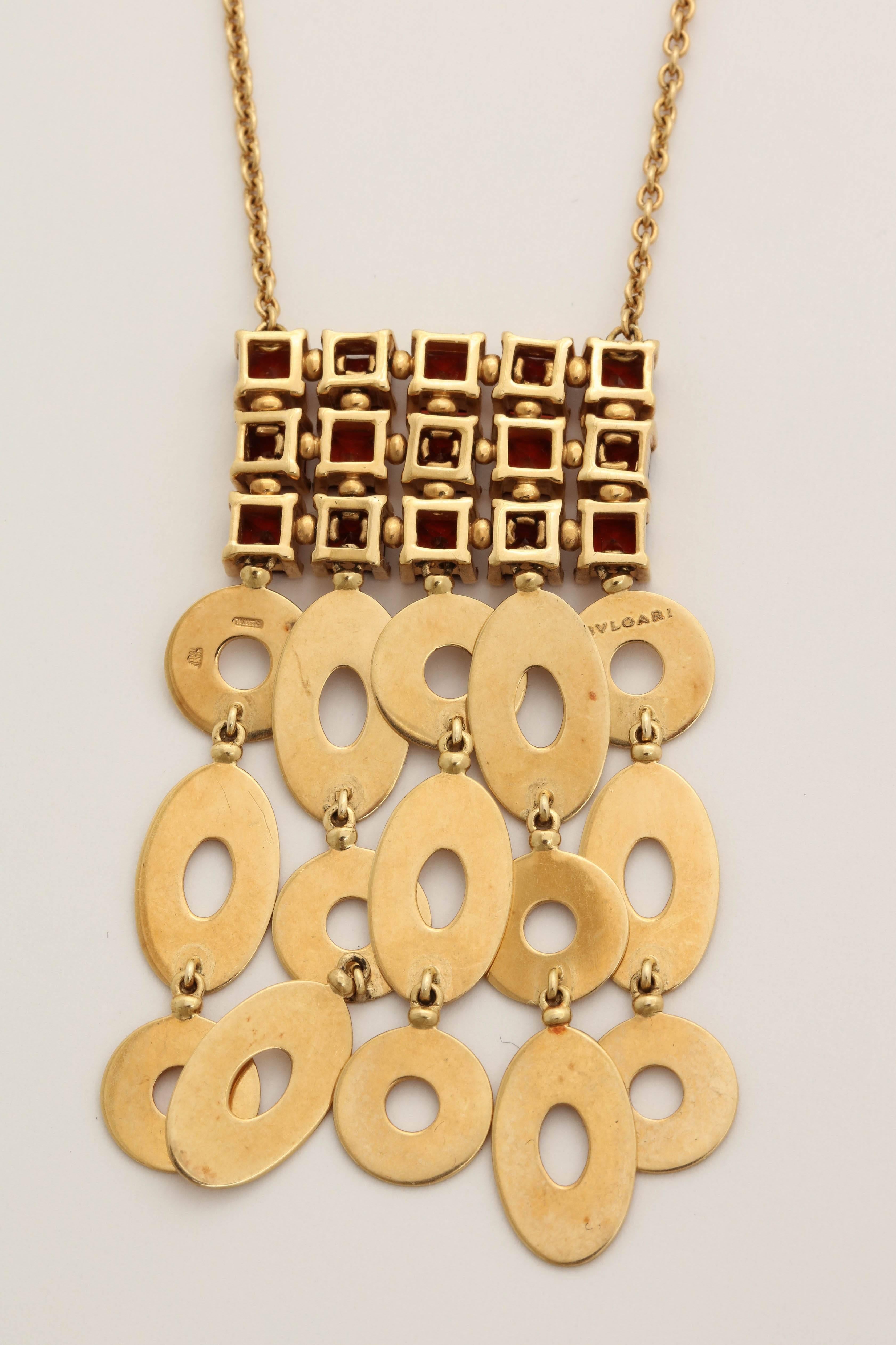 Bulgari 1980s Sugarloaf Buff Cut Garnet and Asymmetrical Disc Gold Necklace 2