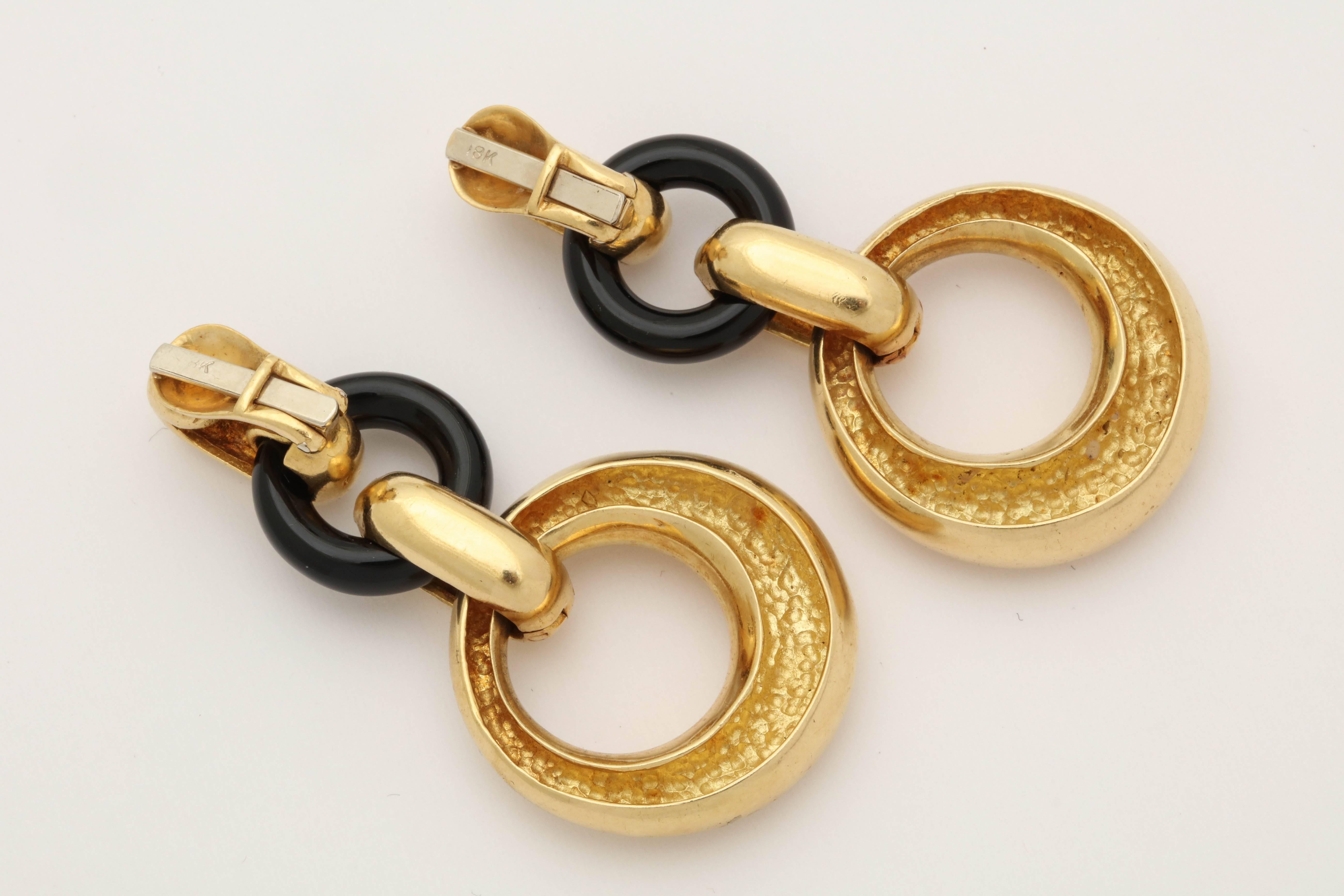 1960s Interlocking Onyx and High Polish Gold Loop Earrings with Fancy Clip Back In Good Condition In New York, NY
