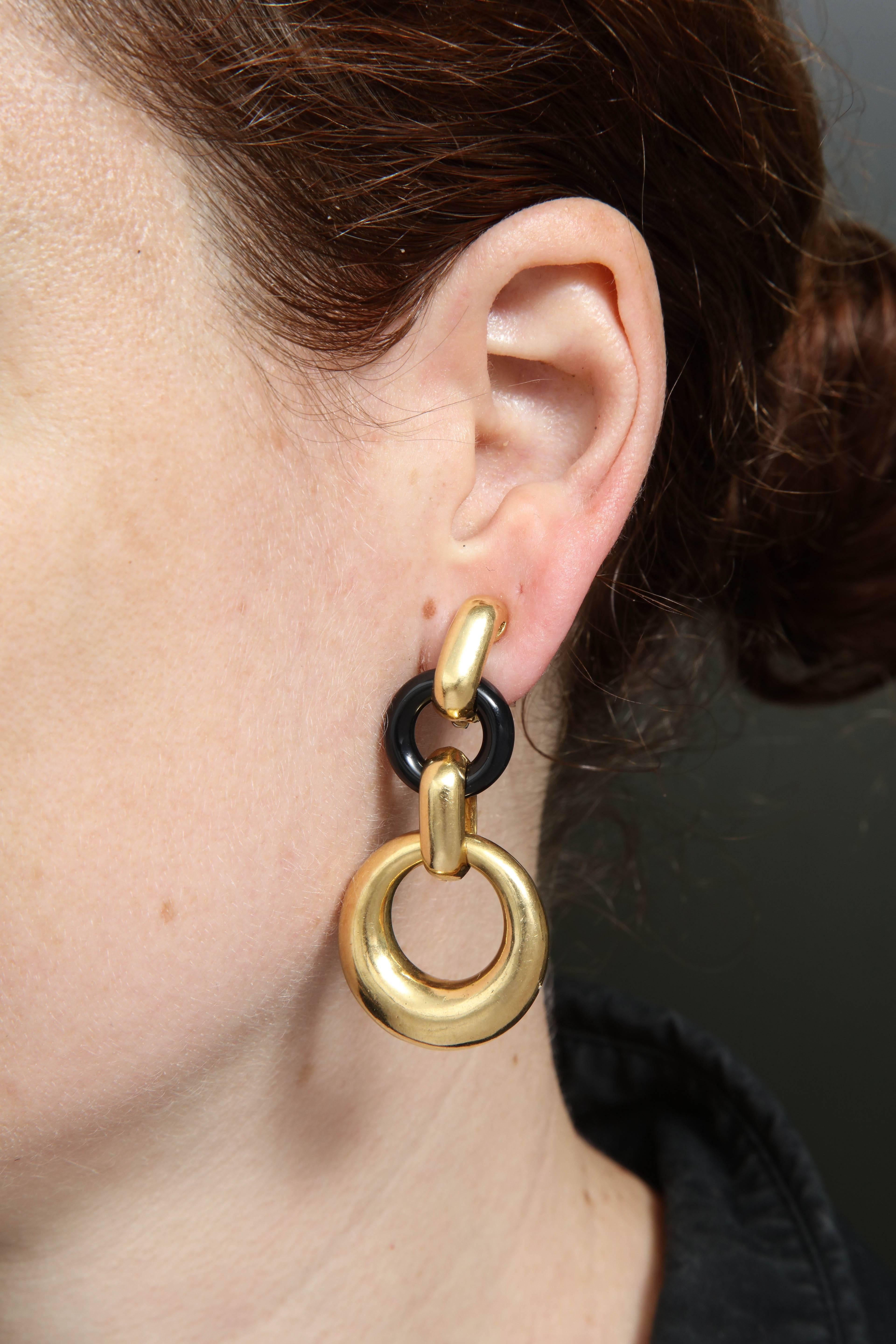 Women's 1960s Interlocking Onyx and High Polish Gold Loop Earrings with Fancy Clip Back