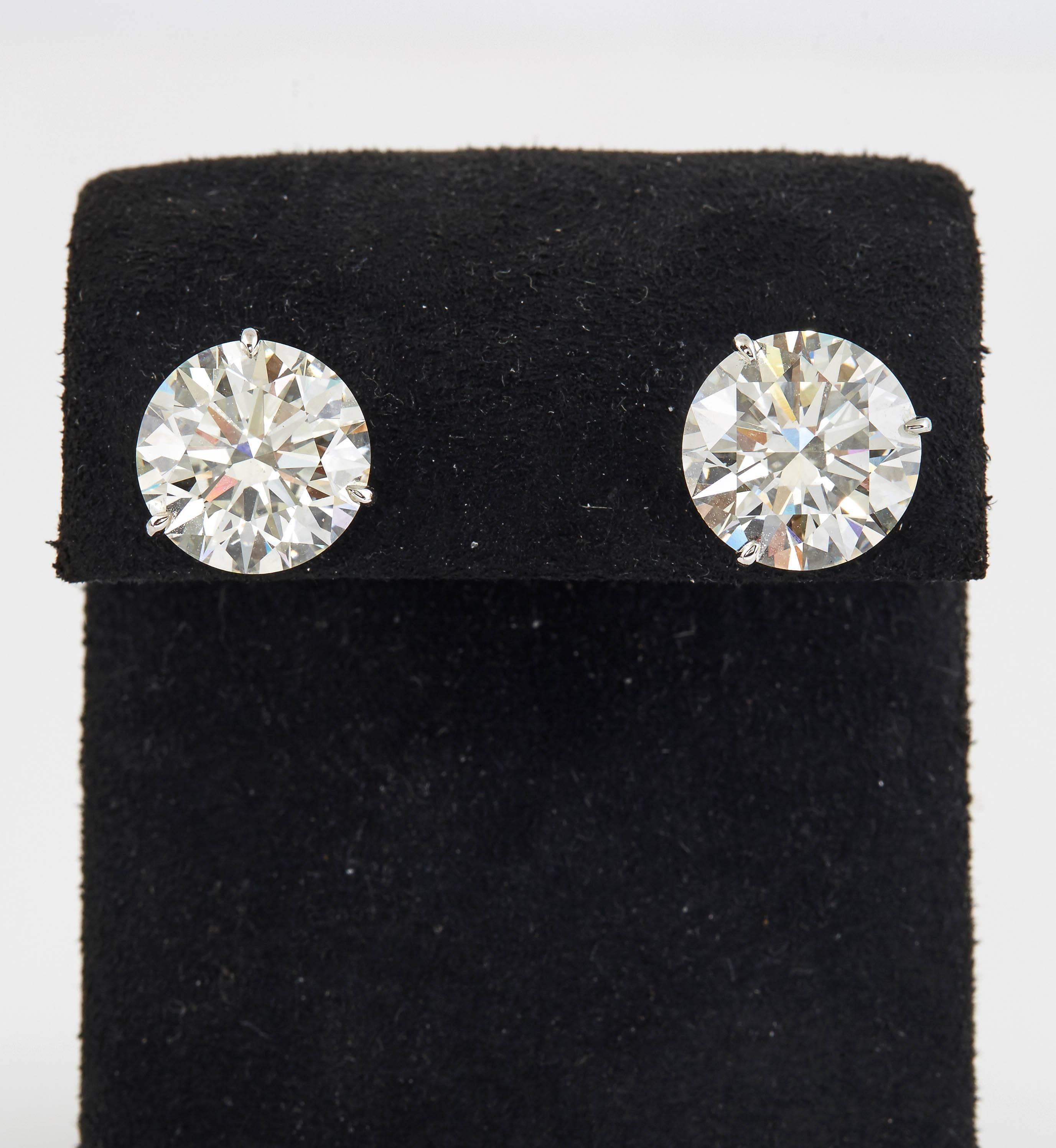 Diamond stud earrings, finely crafted in platinum 