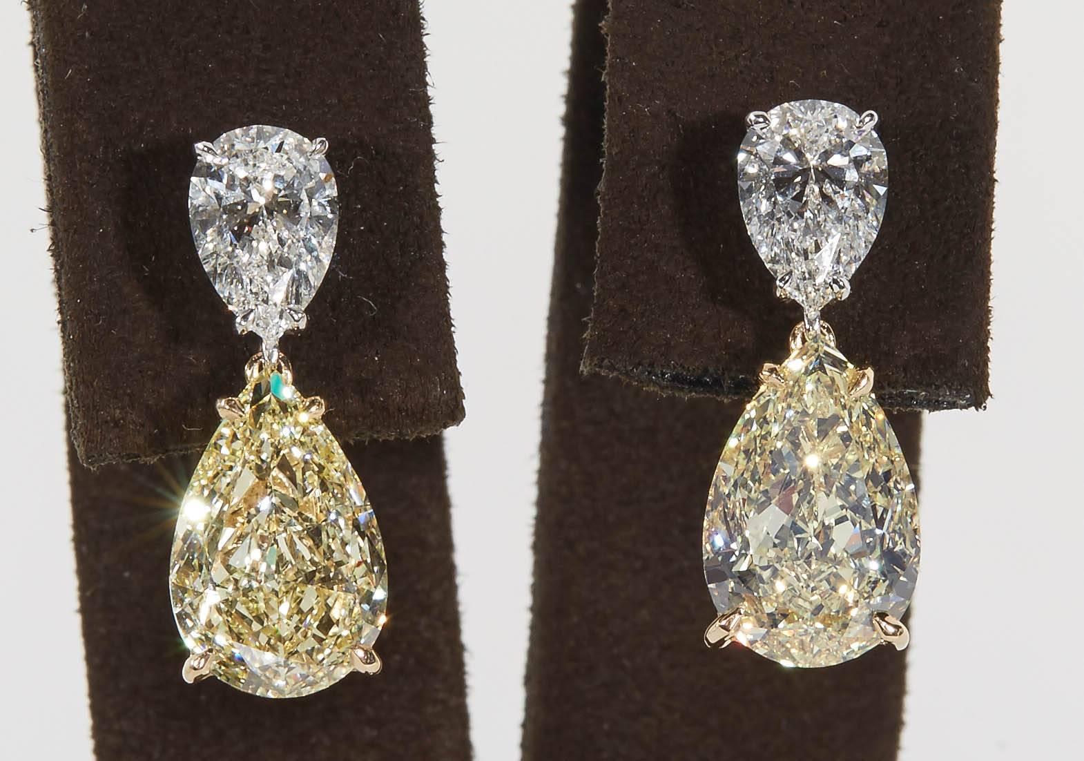 GIA-Ohrringe mit gelben und weißen Diamanten (Tropfenschliff) im Angebot