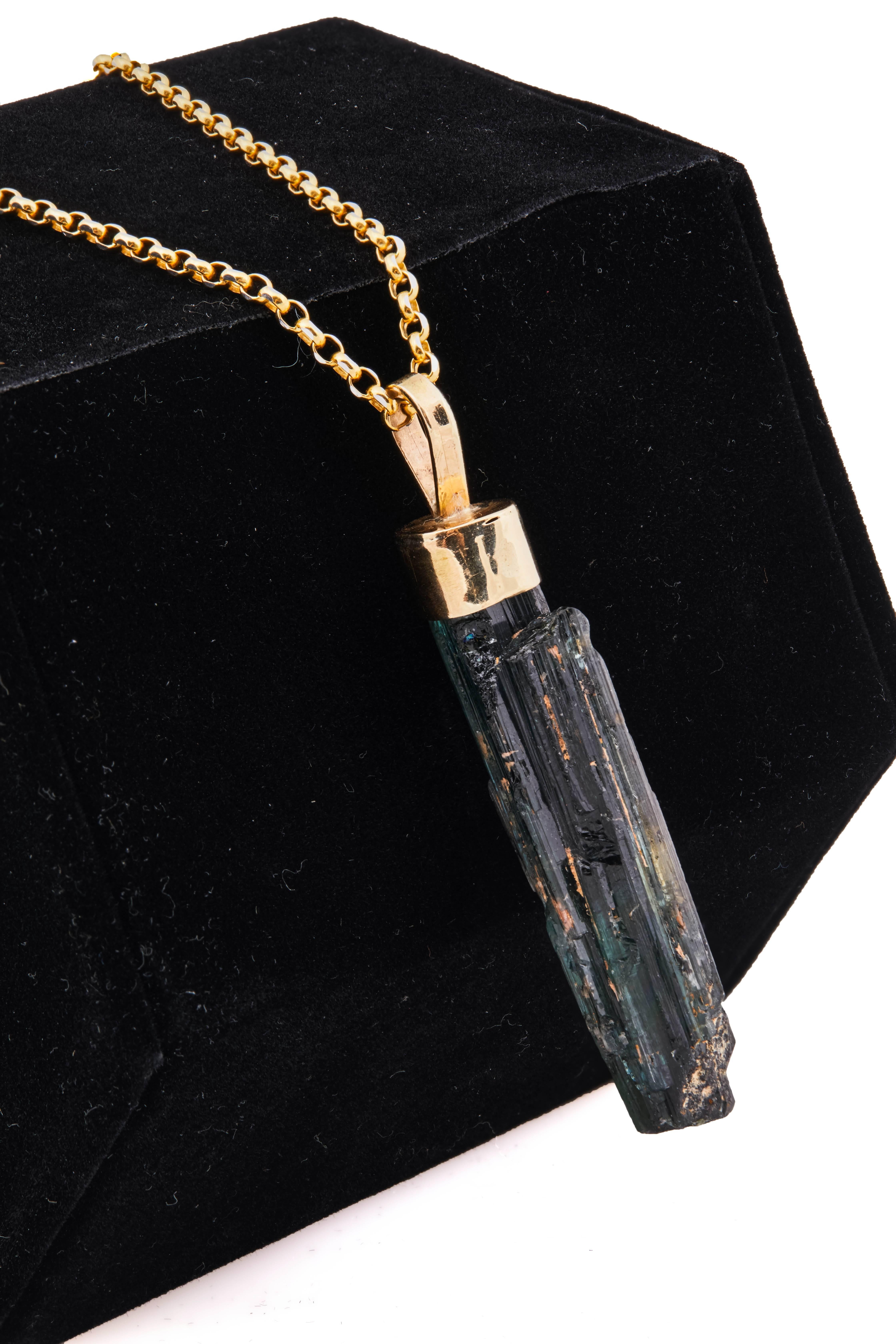 Natural Tourmaline Mounted in 18k Gold on Italian 18k Gold Chain In Good Condition In Chicago, IL