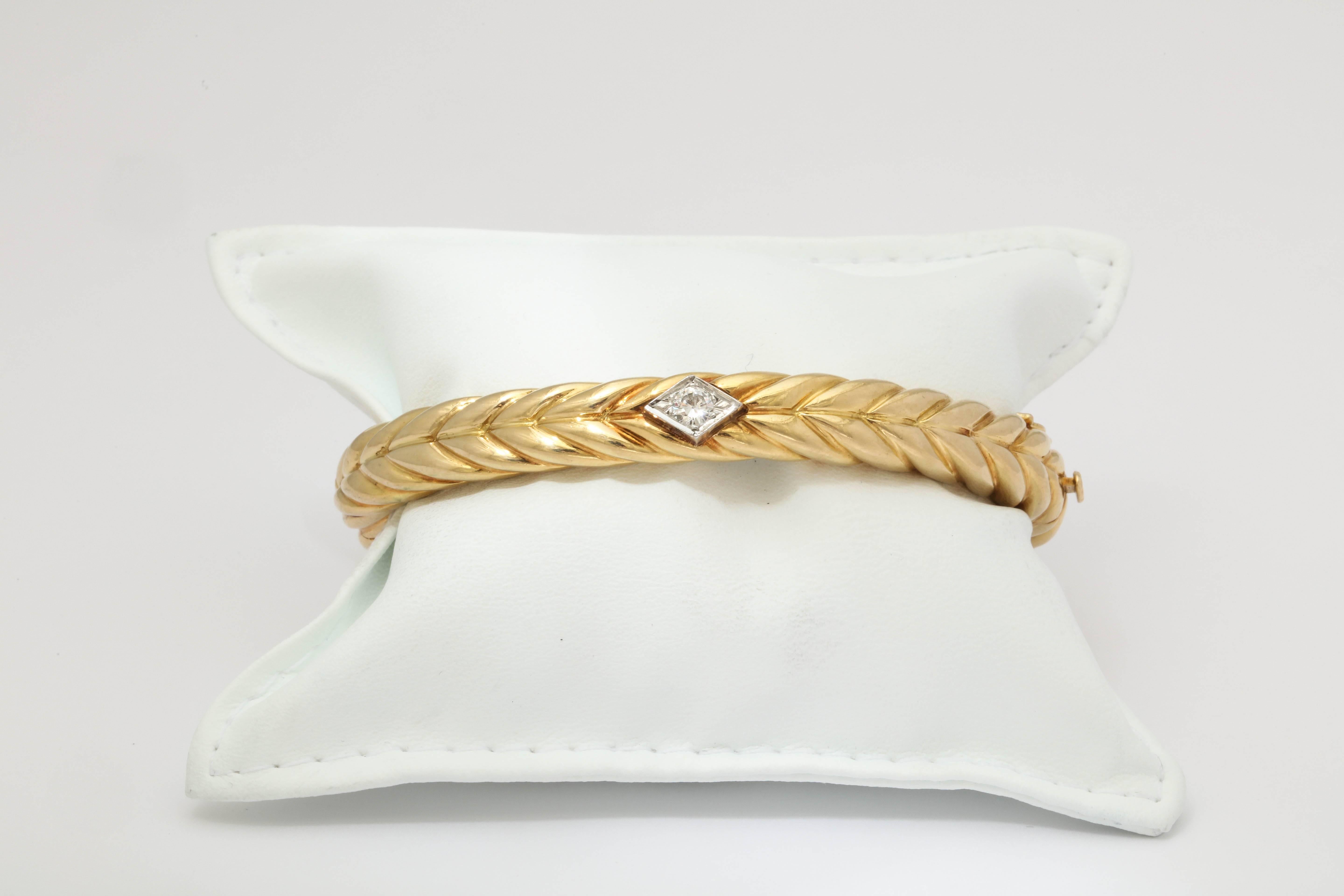 Round Cut 1970s Cartier Textured Ridged Gold Diamond Hinged Bangle Bracelet