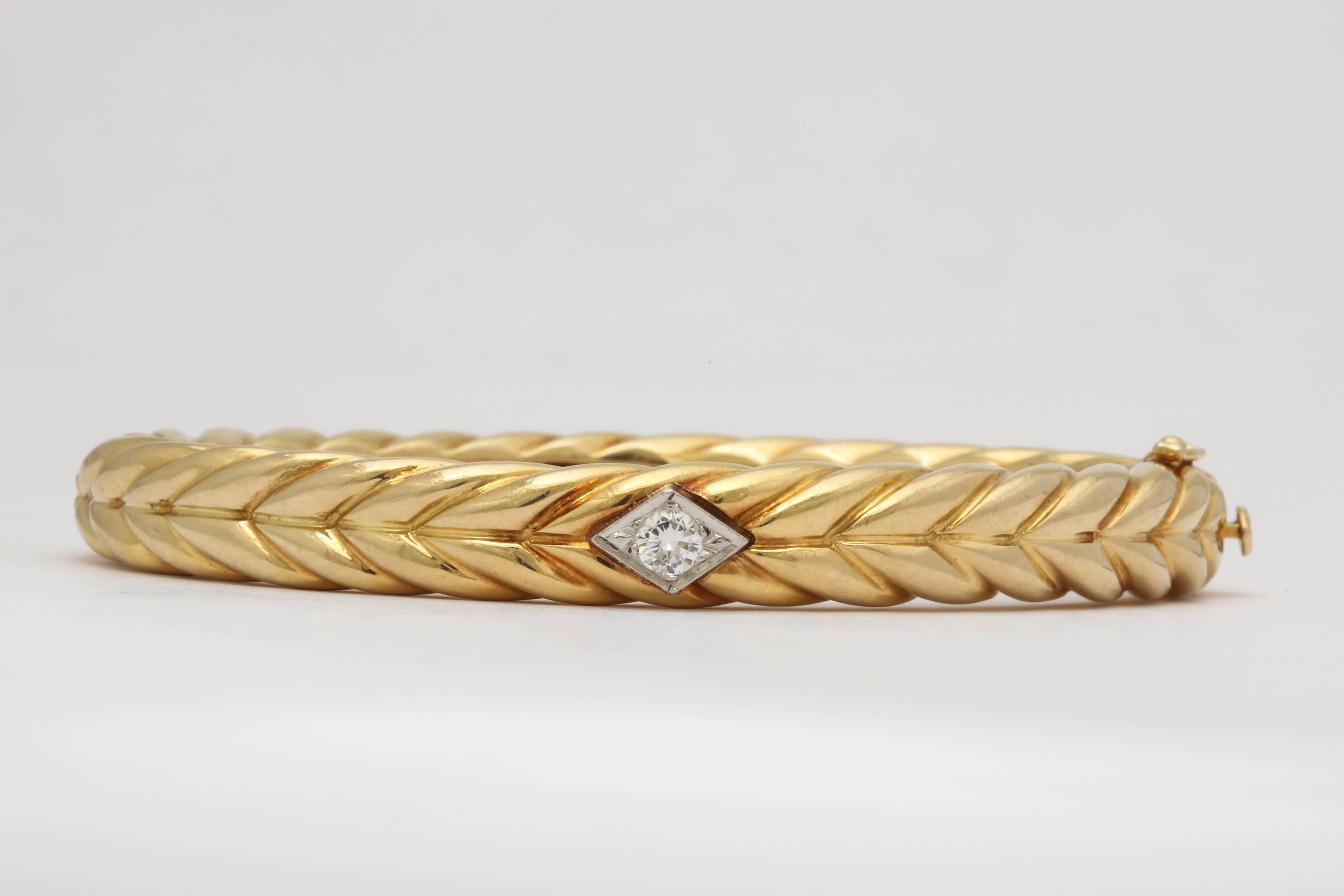 1970s Cartier Textured Ridged Gold Diamond Hinged Bangle Bracelet In Excellent Condition In New York, NY