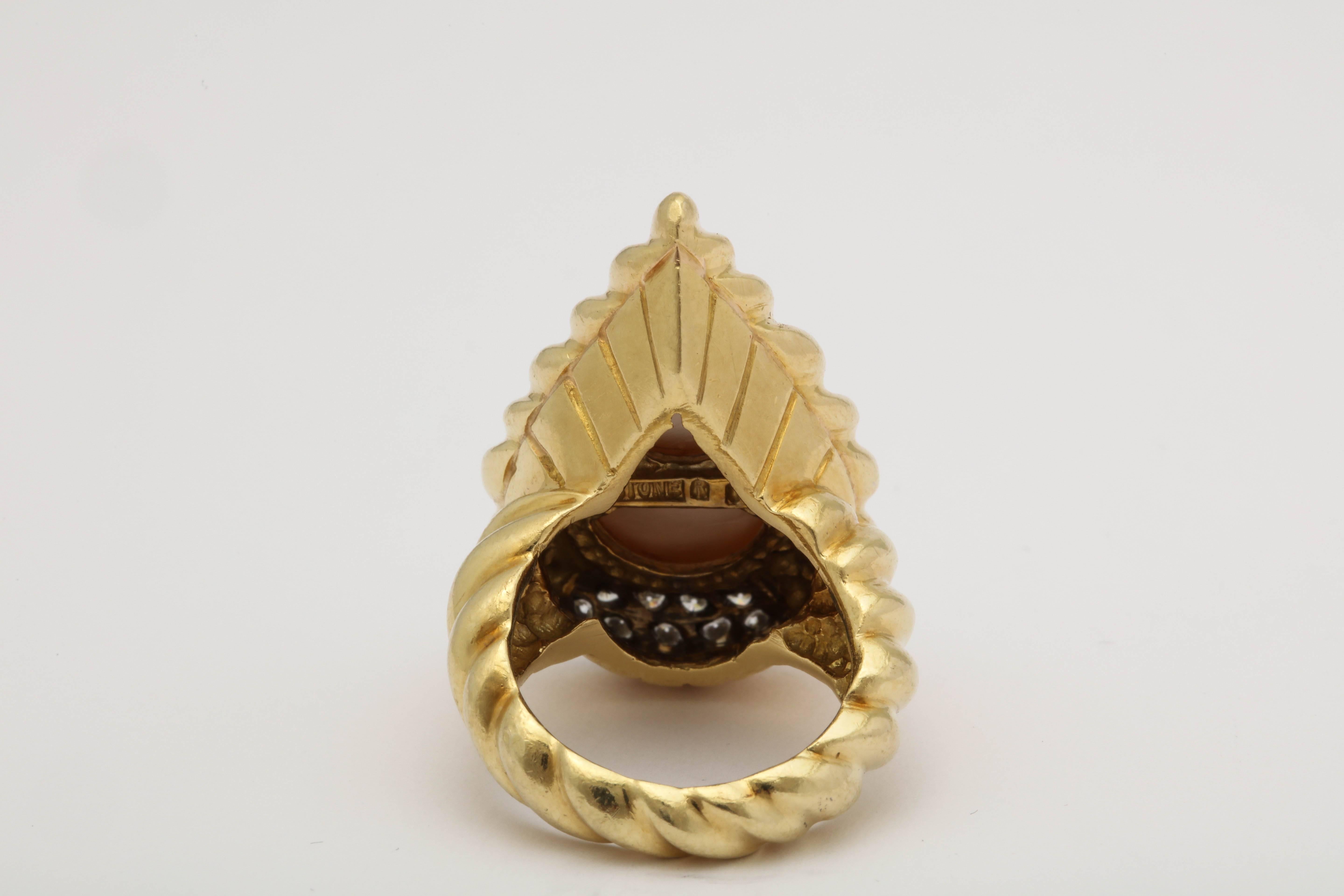 R.Stone 1980s Pear Shaped Pearl with Diamonds Ridged Gold Design Cocktail Ring In Good Condition For Sale In New York, NY