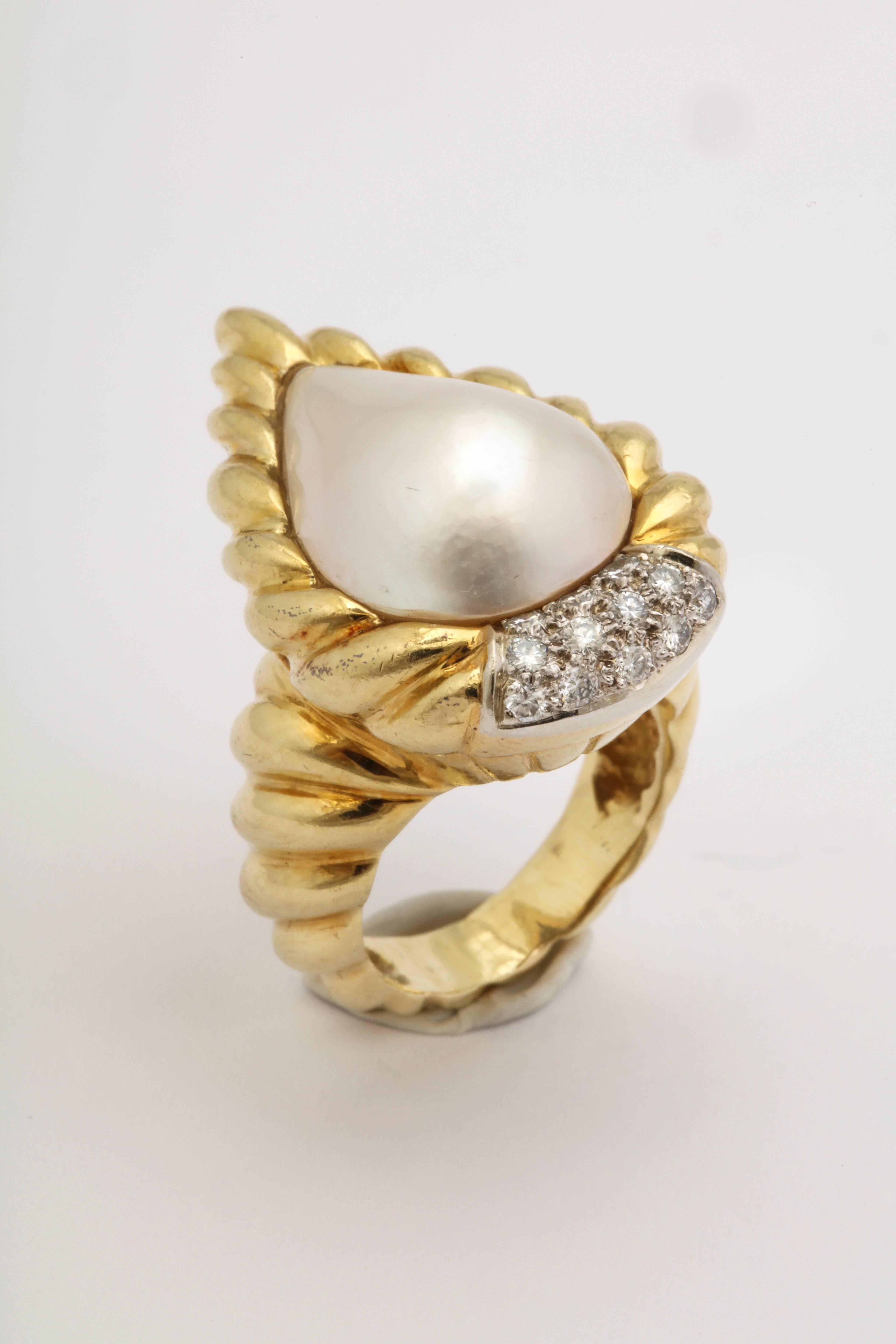 R.Stone 1980s Pear Shaped Pearl with Diamonds Ridged Gold Design Cocktail Ring For Sale 1