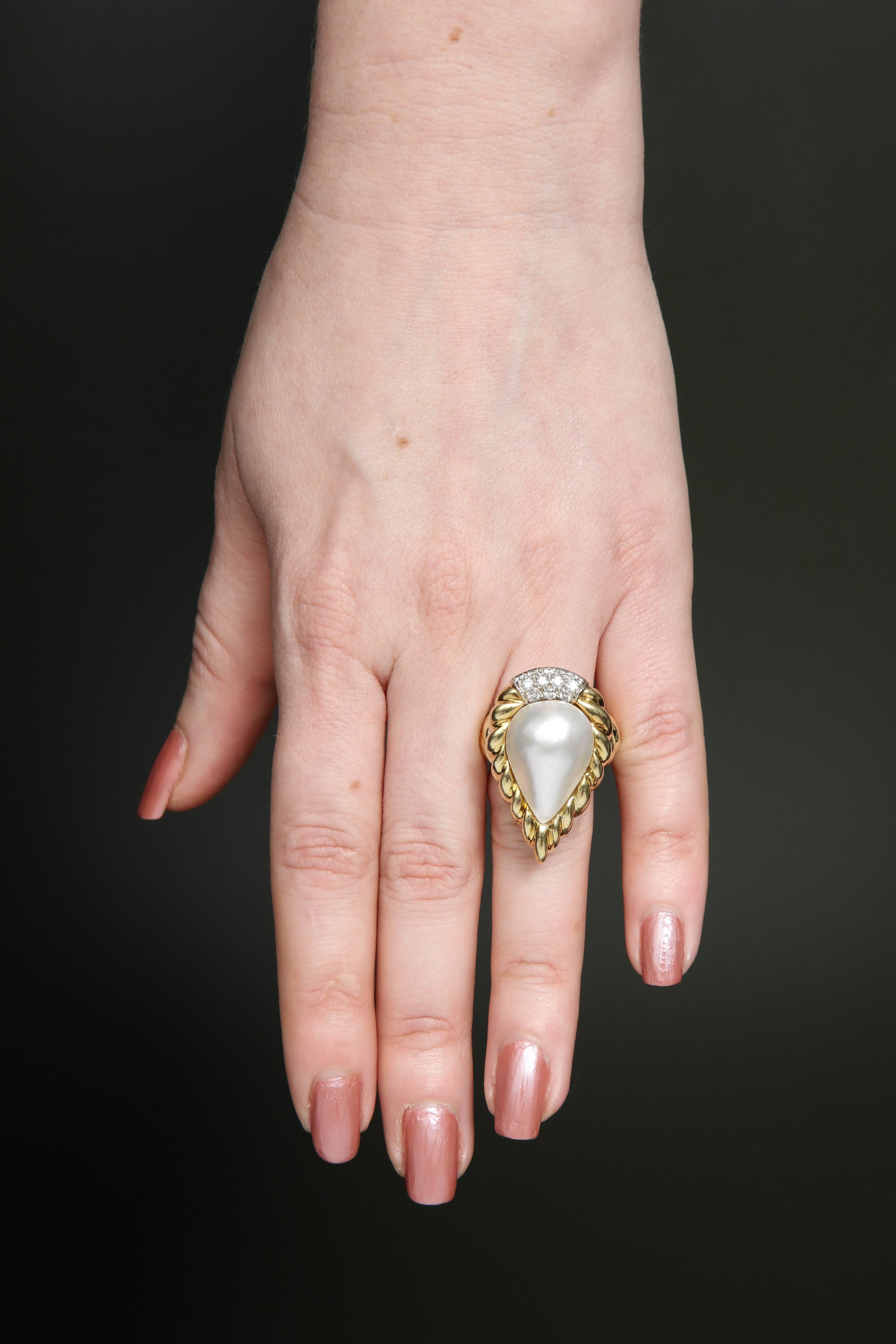 R.Stone 1980s Pear Shaped Pearl with Diamonds Ridged Gold Design Cocktail Ring For Sale 2