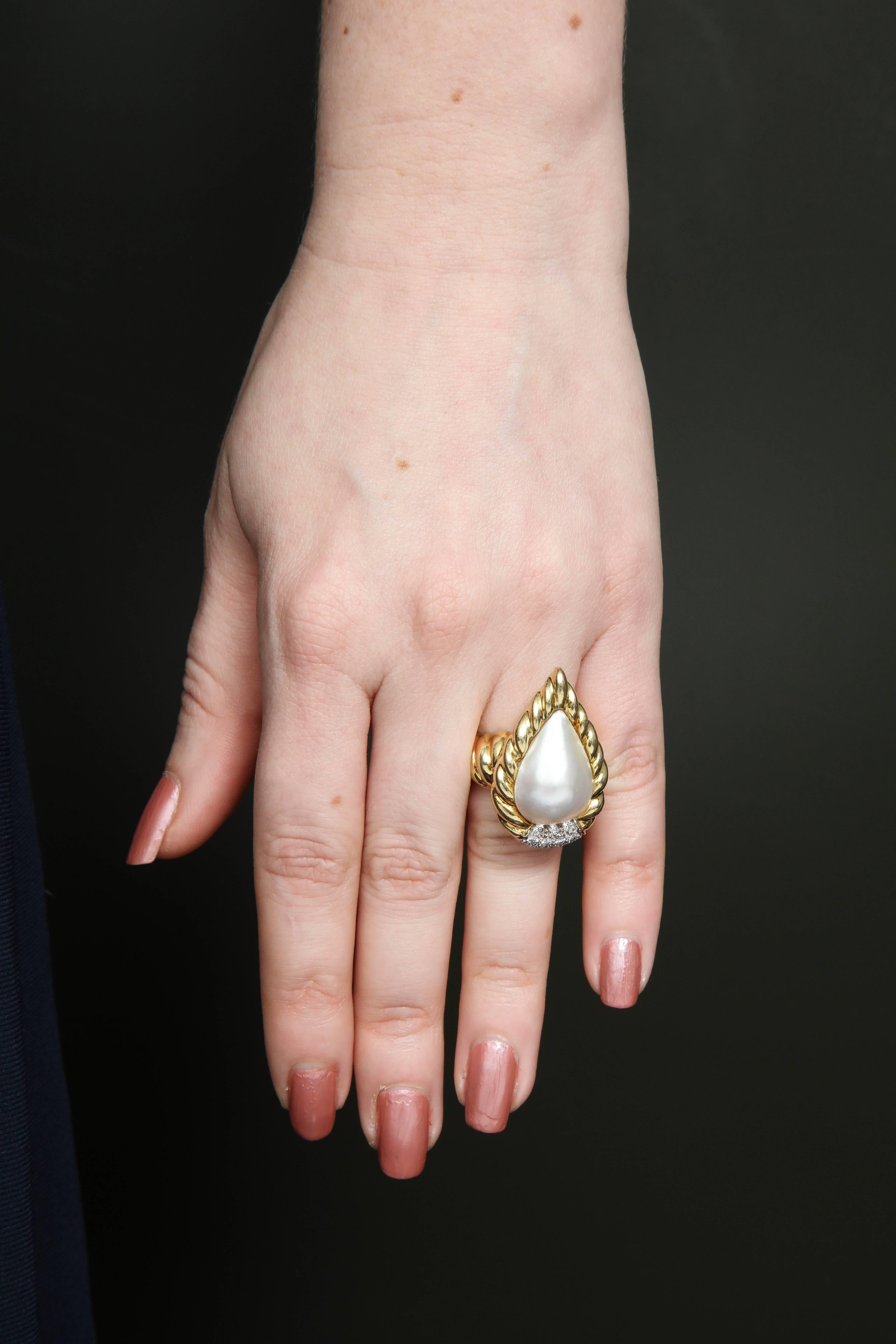 R.Stone 1980s Pear Shaped Pearl with Diamonds Ridged Gold Design Cocktail Ring For Sale 3