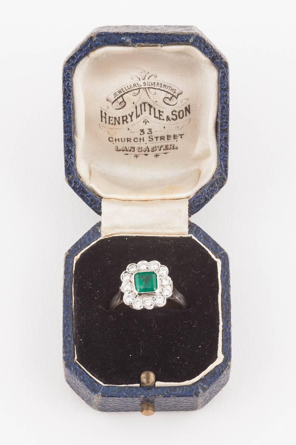 English Emerald and Diamond 18k Gold Cluster Ring, Mid 20th Century In Good Condition In St. Catharines, ON