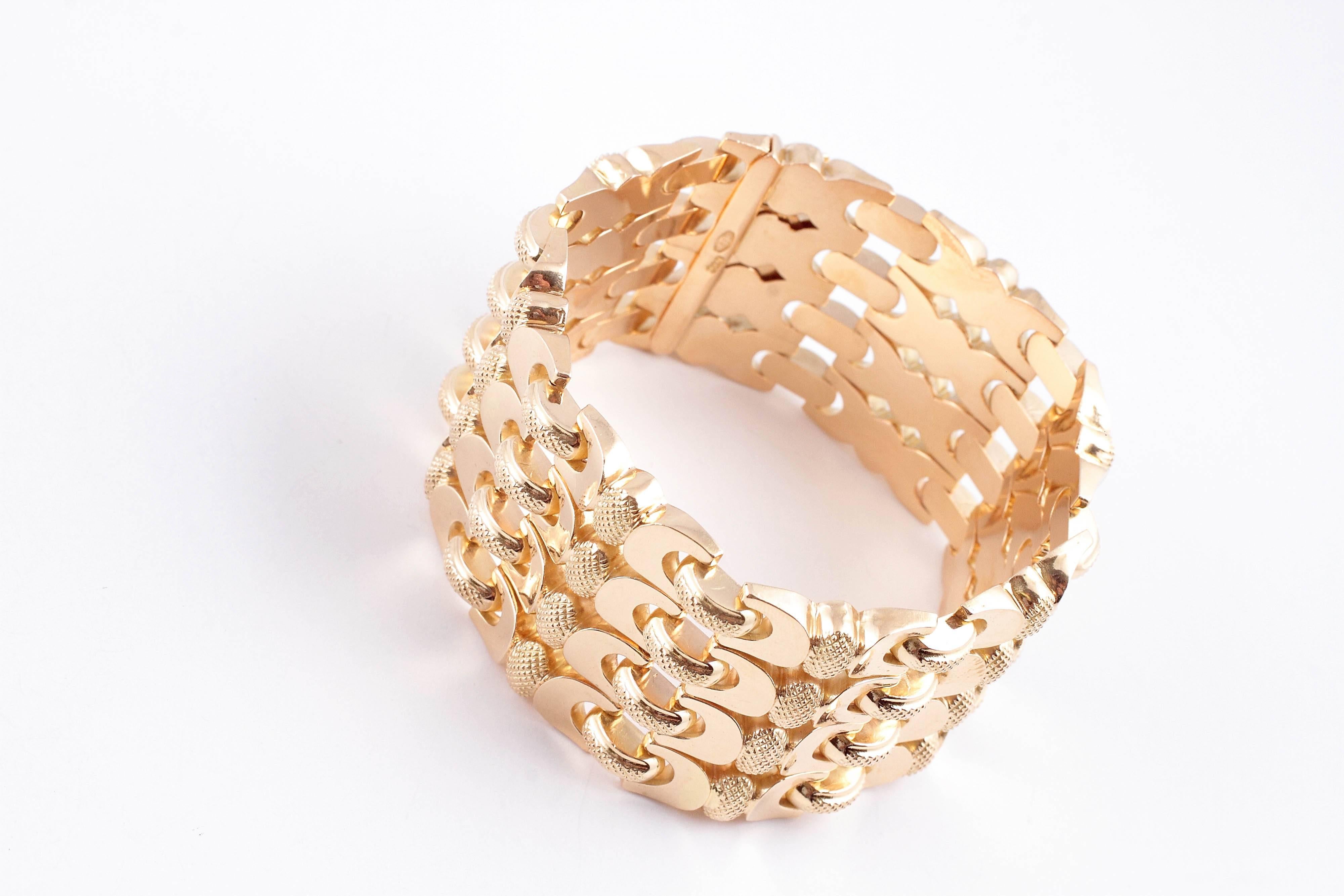 18 Karat Yellow Gold Retro Textured Bracelet In Good Condition In Dallas, TX