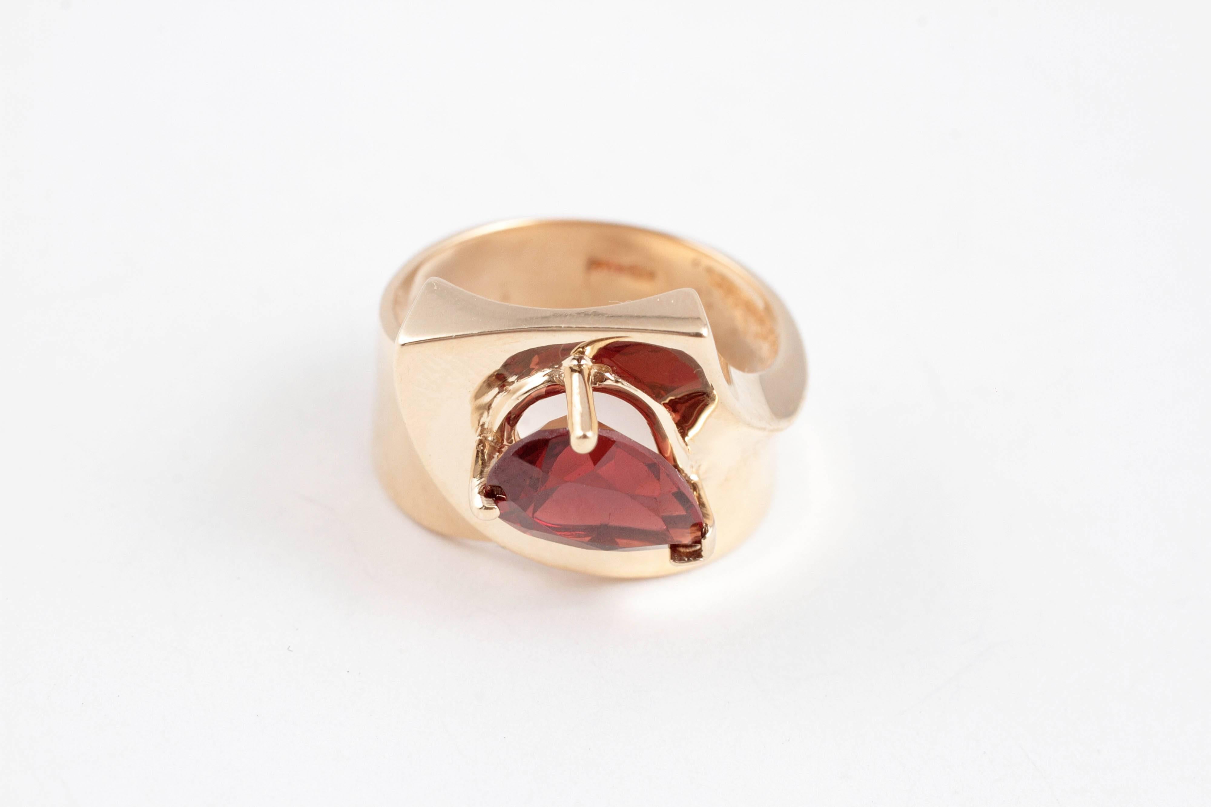 Yellow Gold Garnet Ring 3